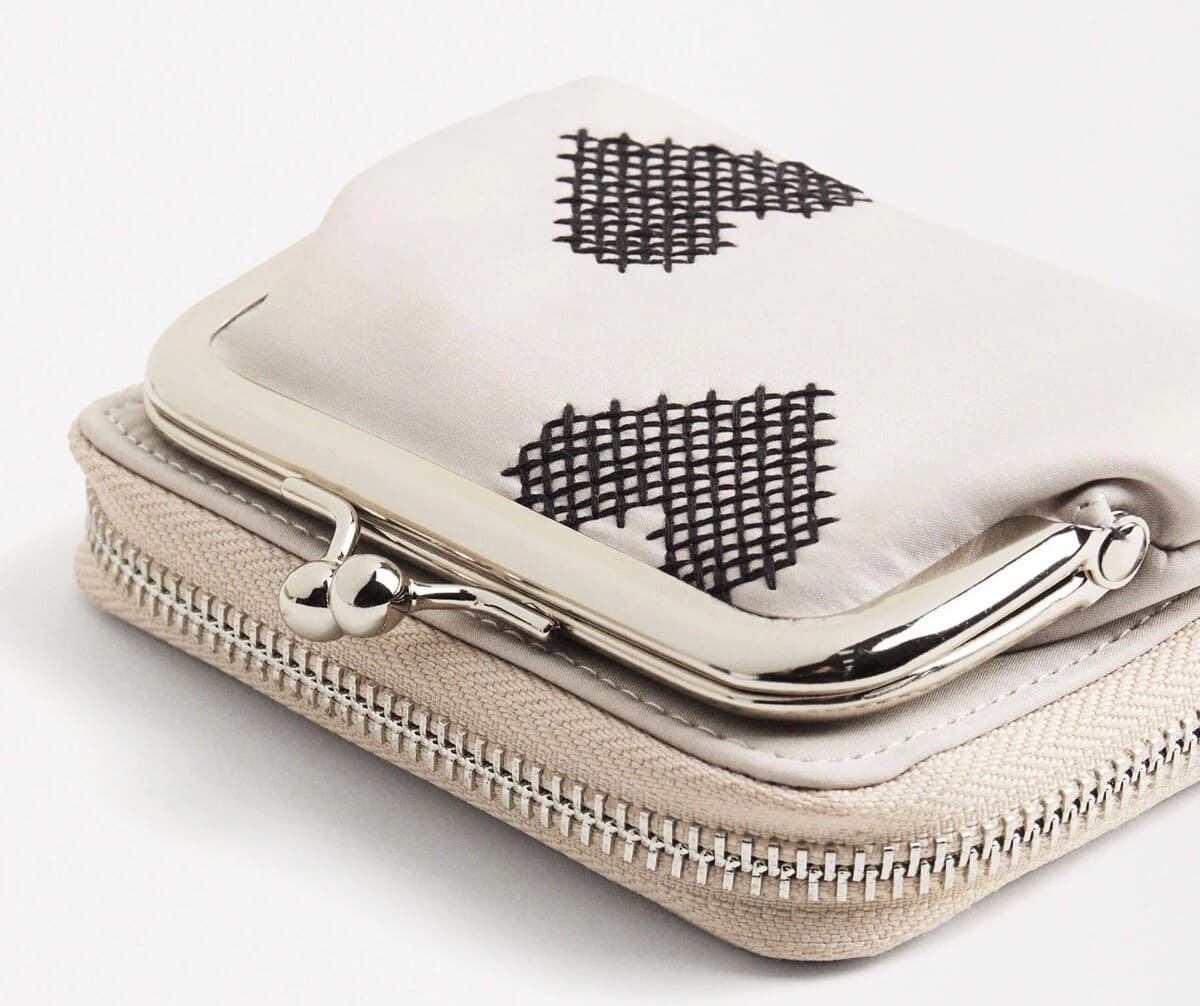 Cartera de nylon con bordado corazones