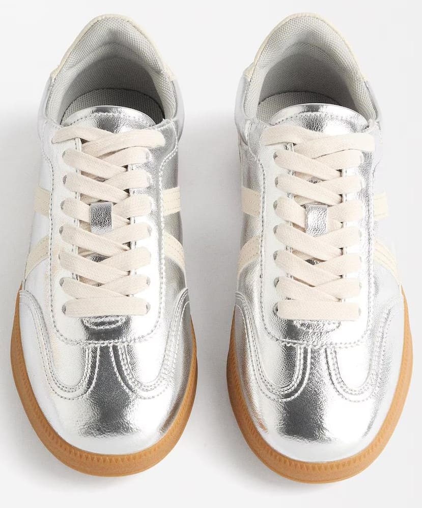 Zapatillas deportivas brillantes con pespuntes y dibujo lateral