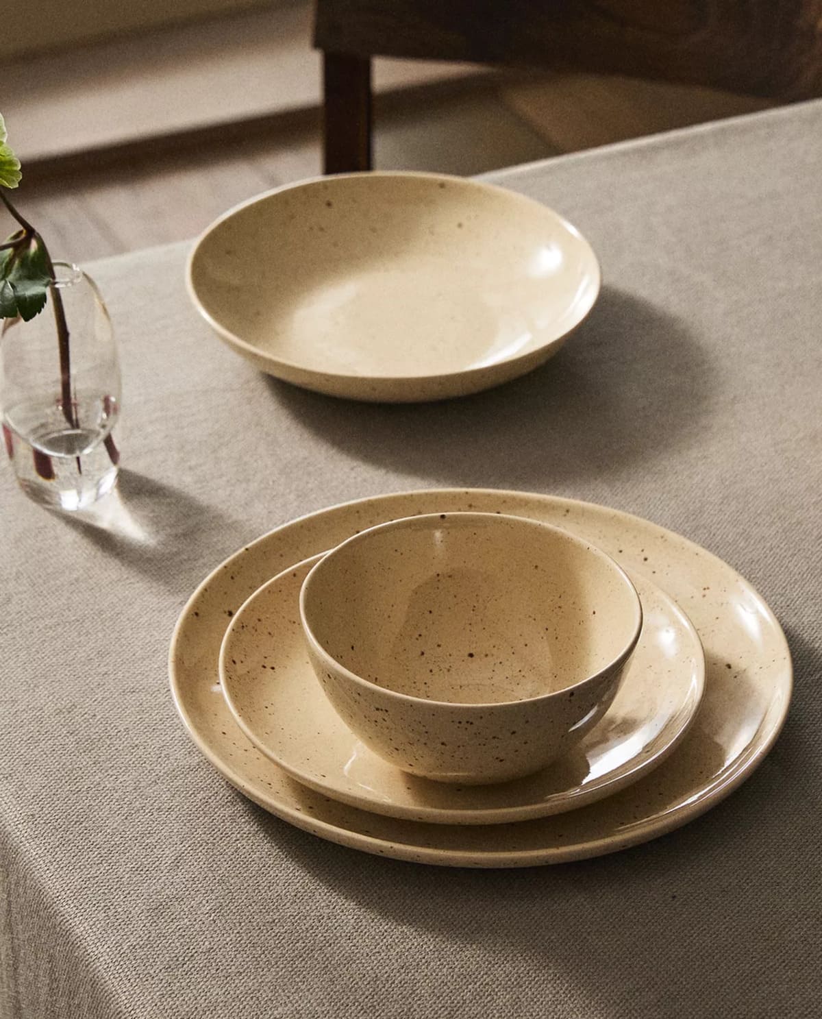 Vajilla de cerámica con diseño de puntos estampados