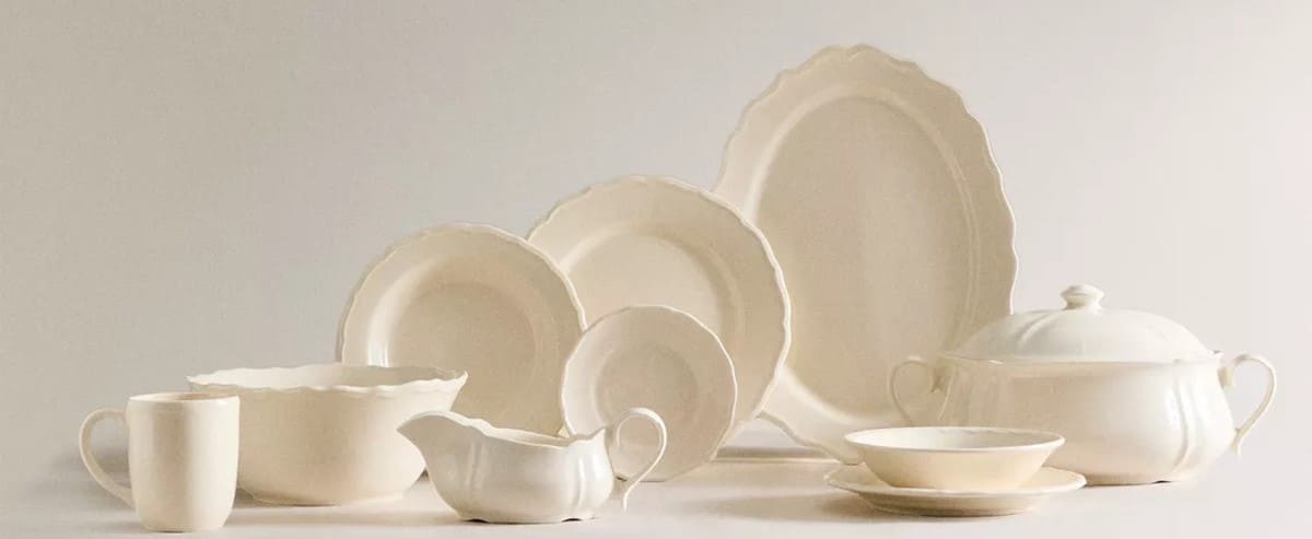 Vajilla de loza con borde en relieve