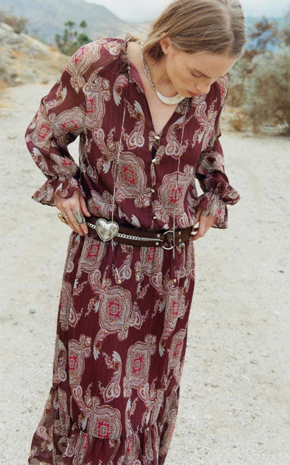 Vestido largo estampado hilo metalizado de Zara