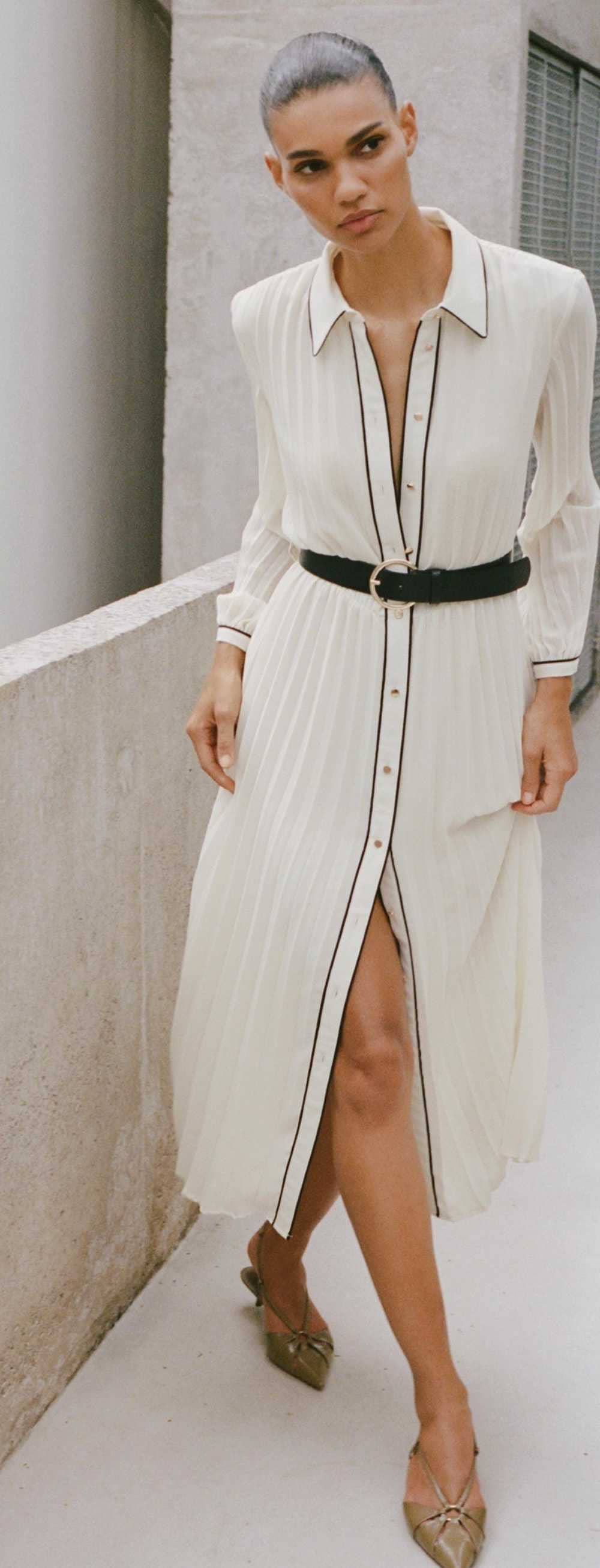 Vestido plisado cinturón de Zara