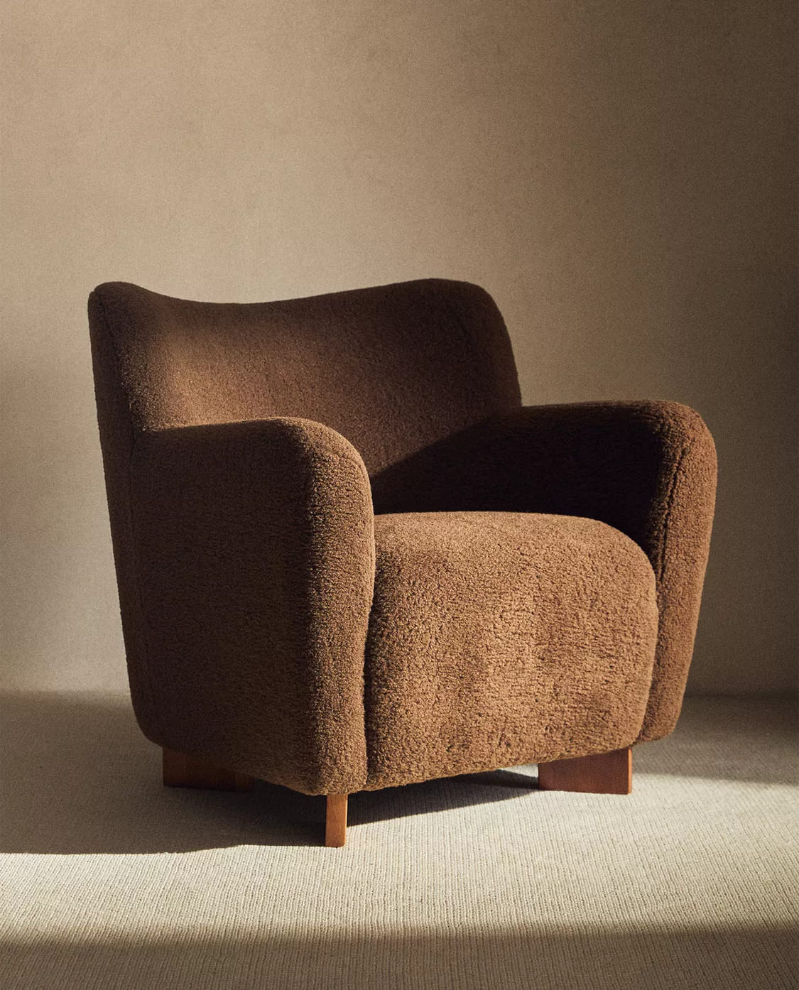 Butaca de borreguito con reposabrazos