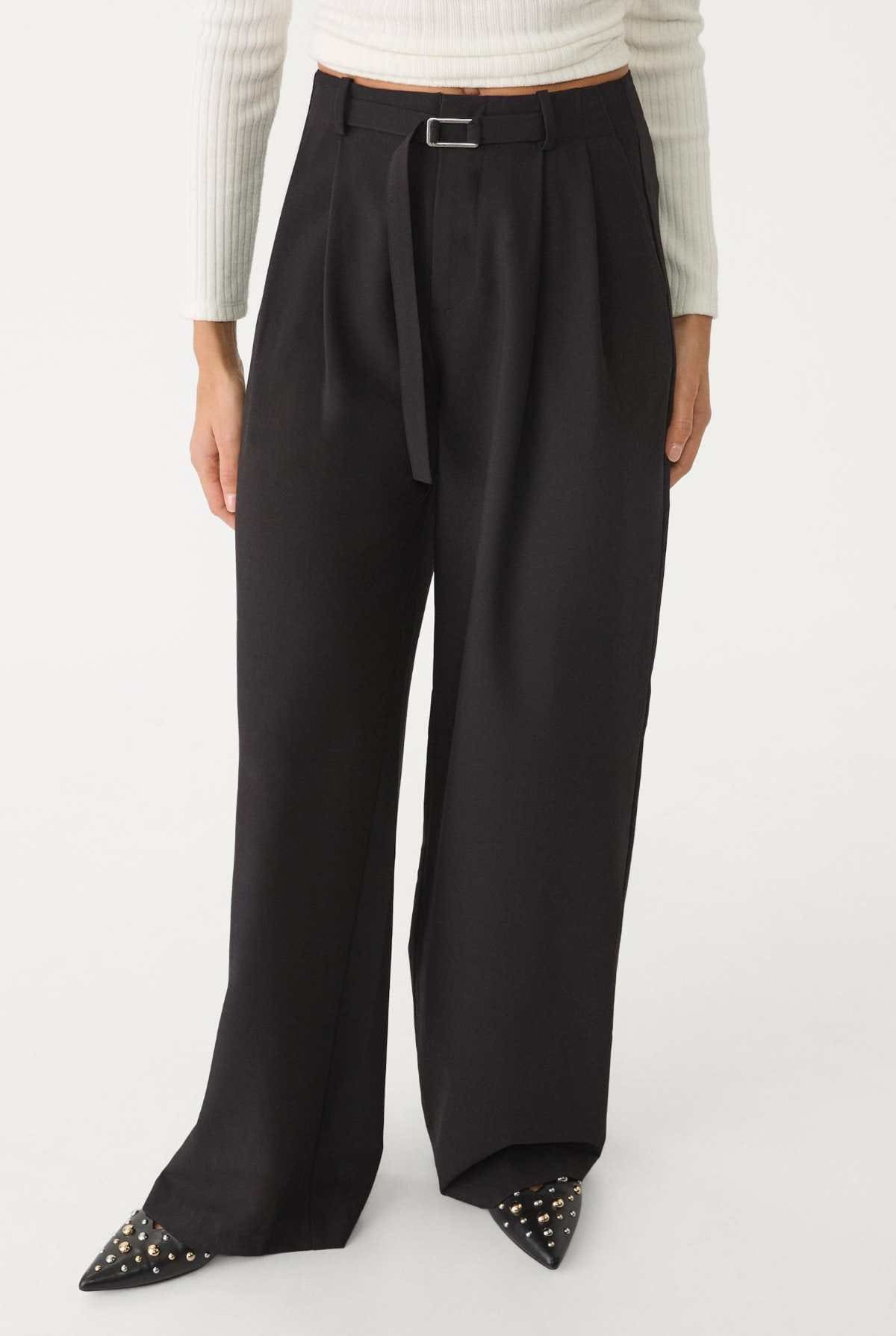 Pantalón vestir ancho detalle hebilla de Stradivarius