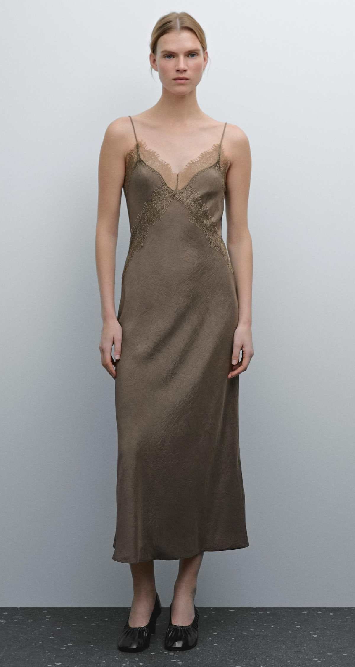 Vestido midi lencero satinado de Massimo Dutti