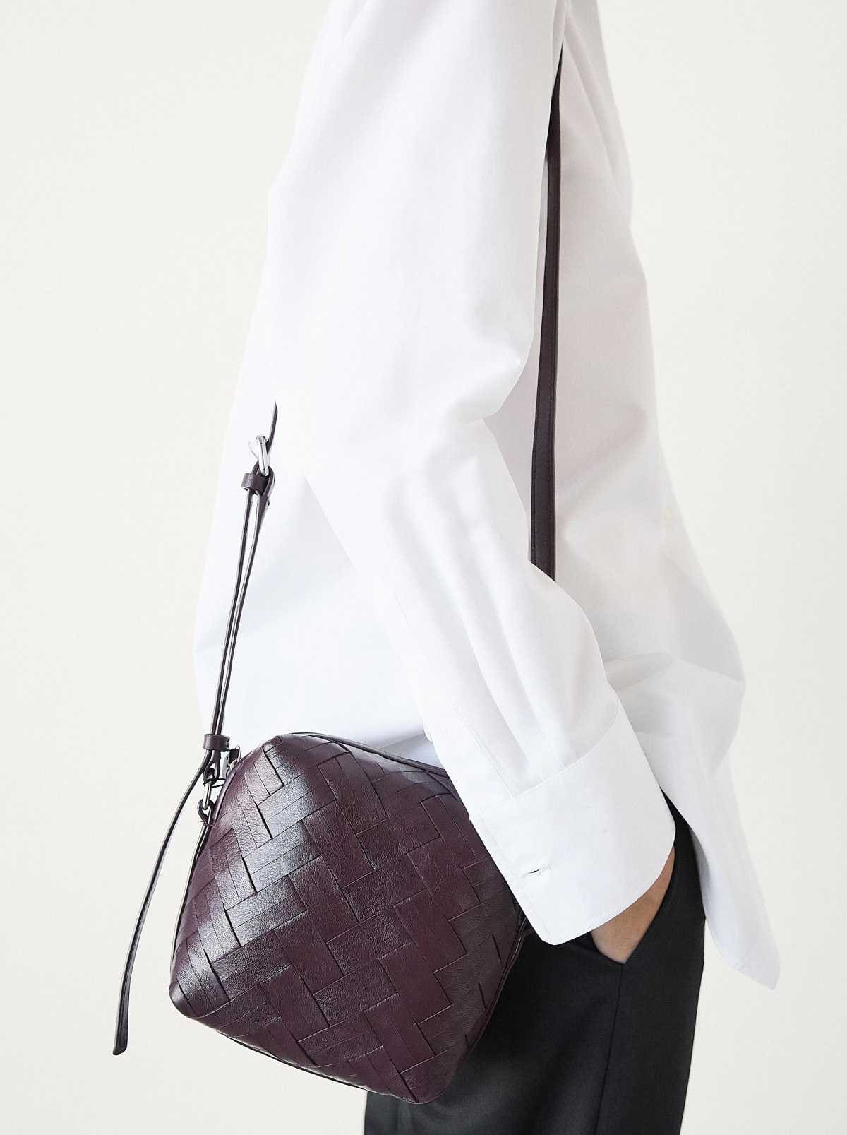 Bolso bombón trenzado napa de Massimo Dutti