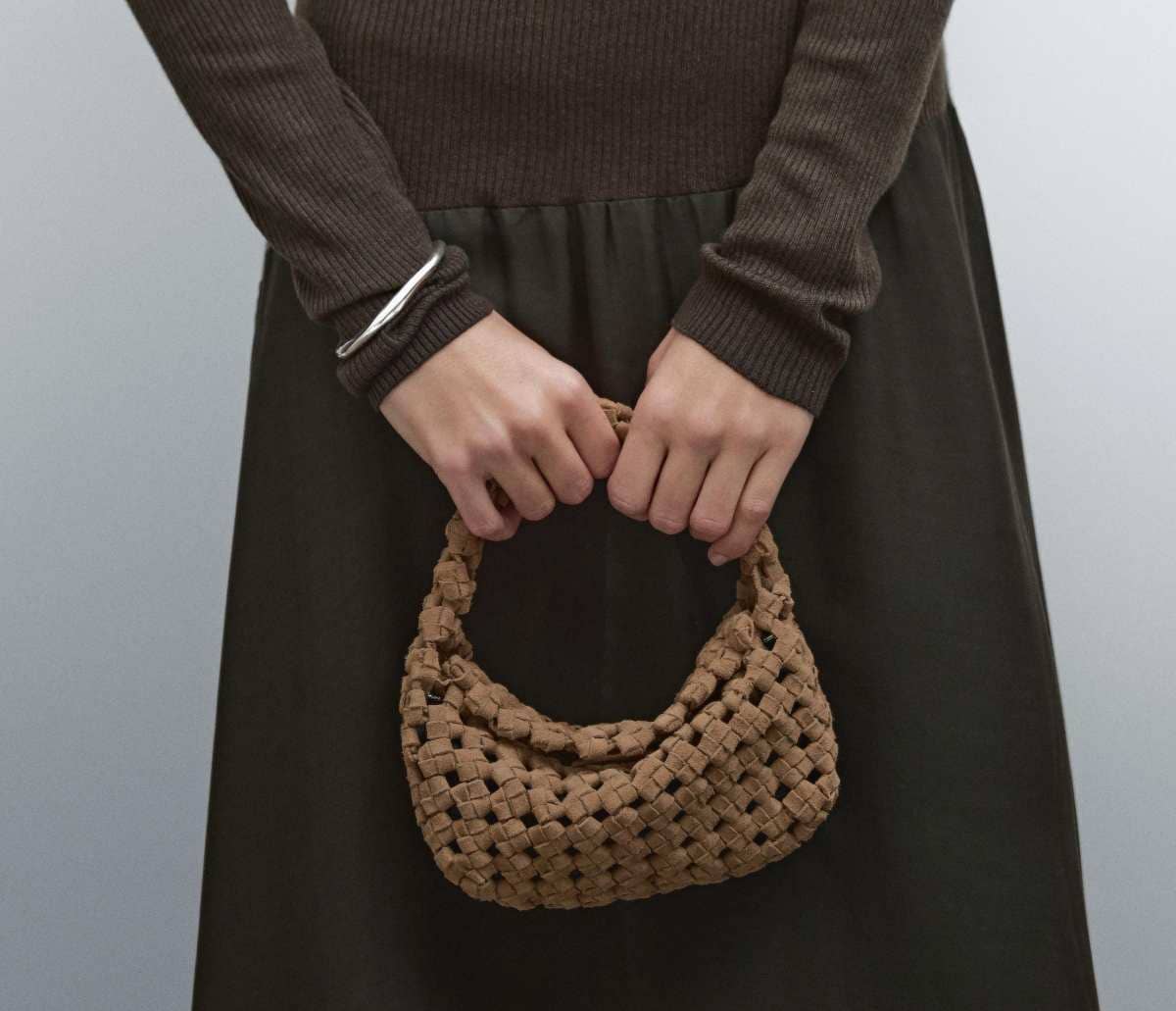 Bolso mini trenzado piel serraje de Massimo Dutti