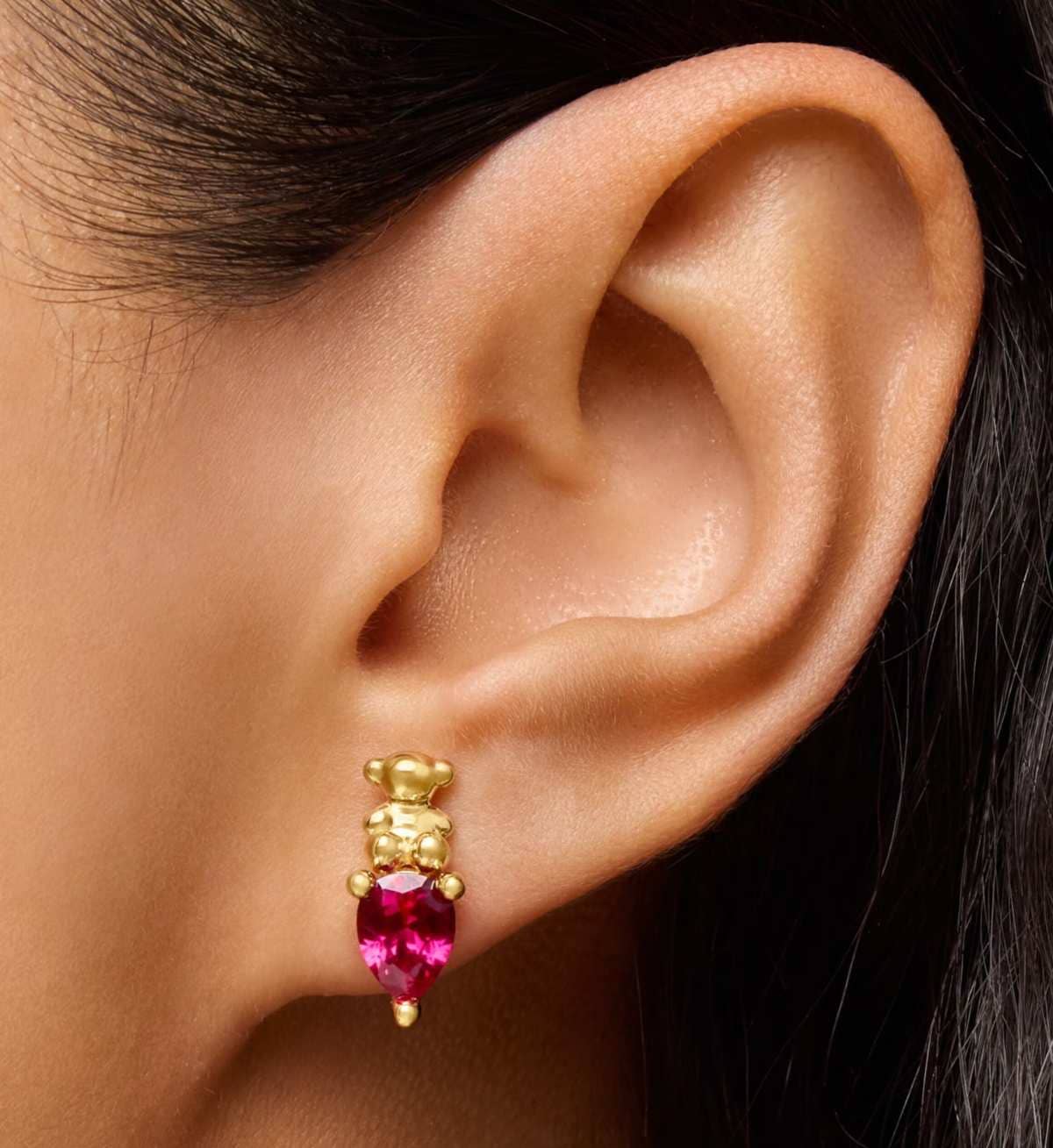 Pendientes motivo oso con baño de oro 18 kt sobre plata y rubí creado en laboratorio Bold Bear LGG de TOUS