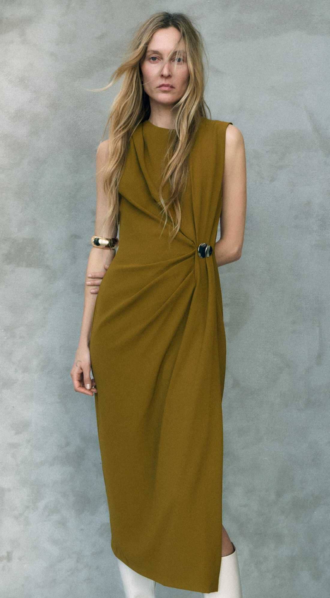 Vestido midi drapeado de Zara