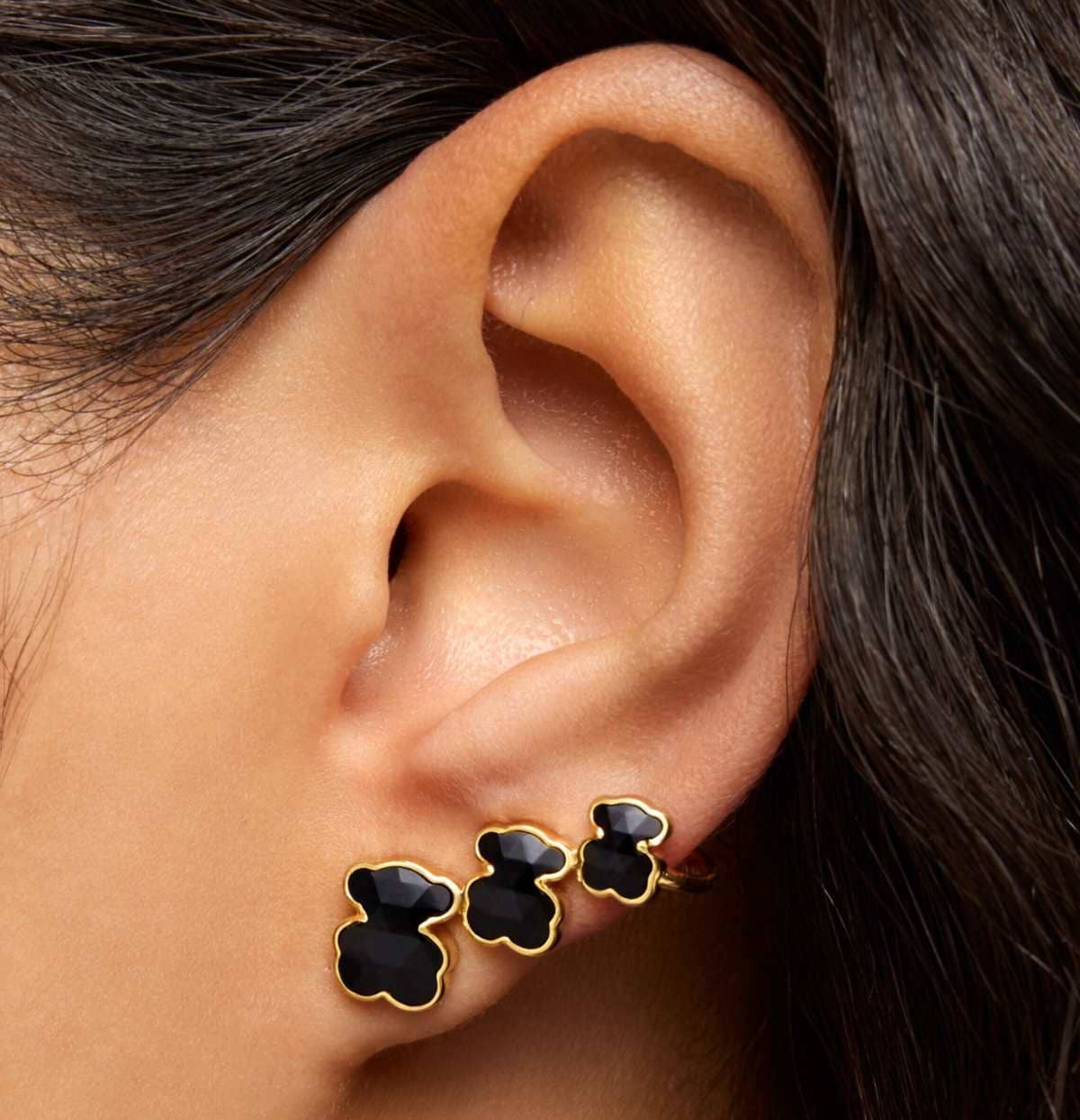 Pendientes trepadores con baño de oro 18 kt sobre plata y motivos oso con ónix Icon Color de TOUS