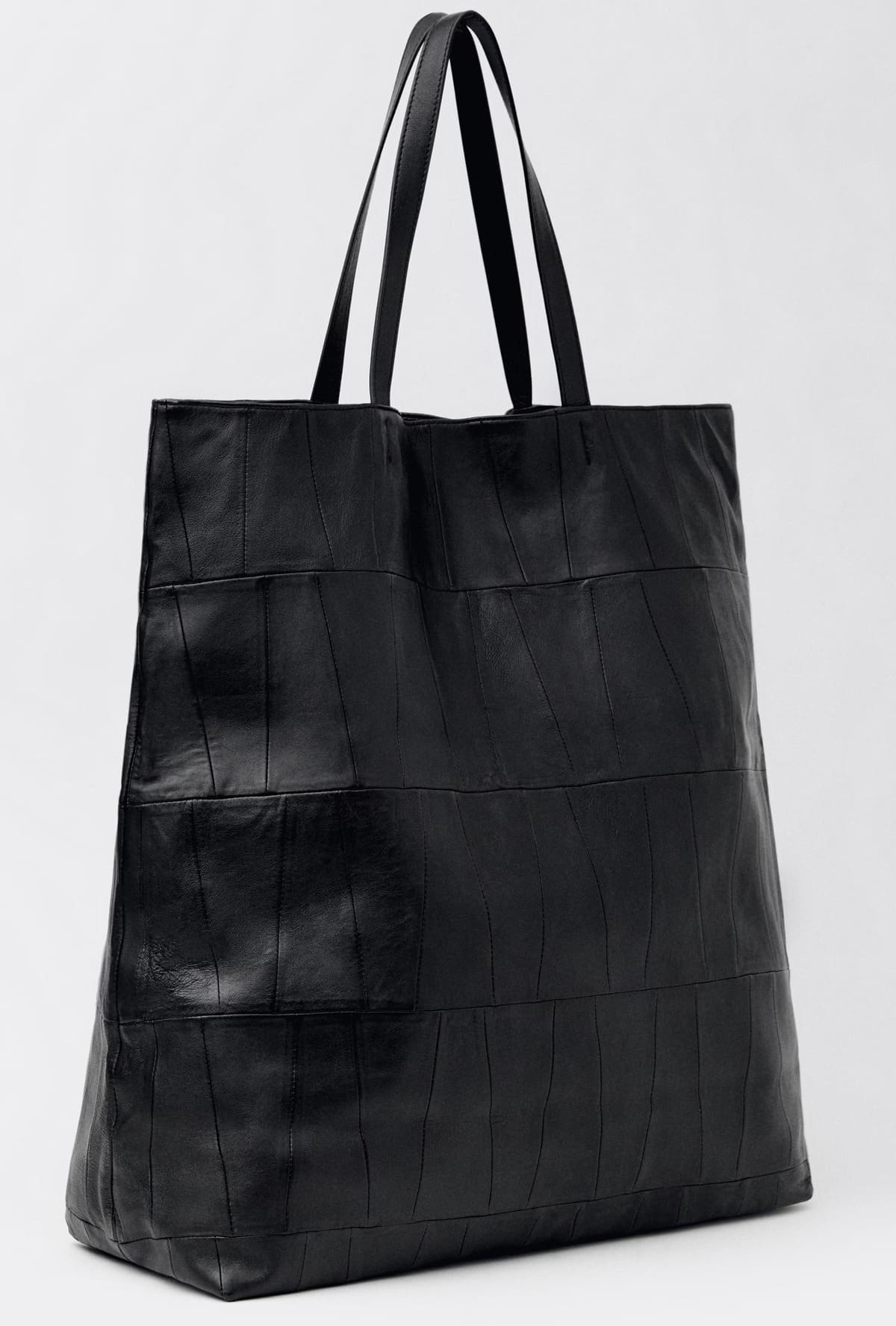 El bolso shopper de piel patchwork en color negro de Mango