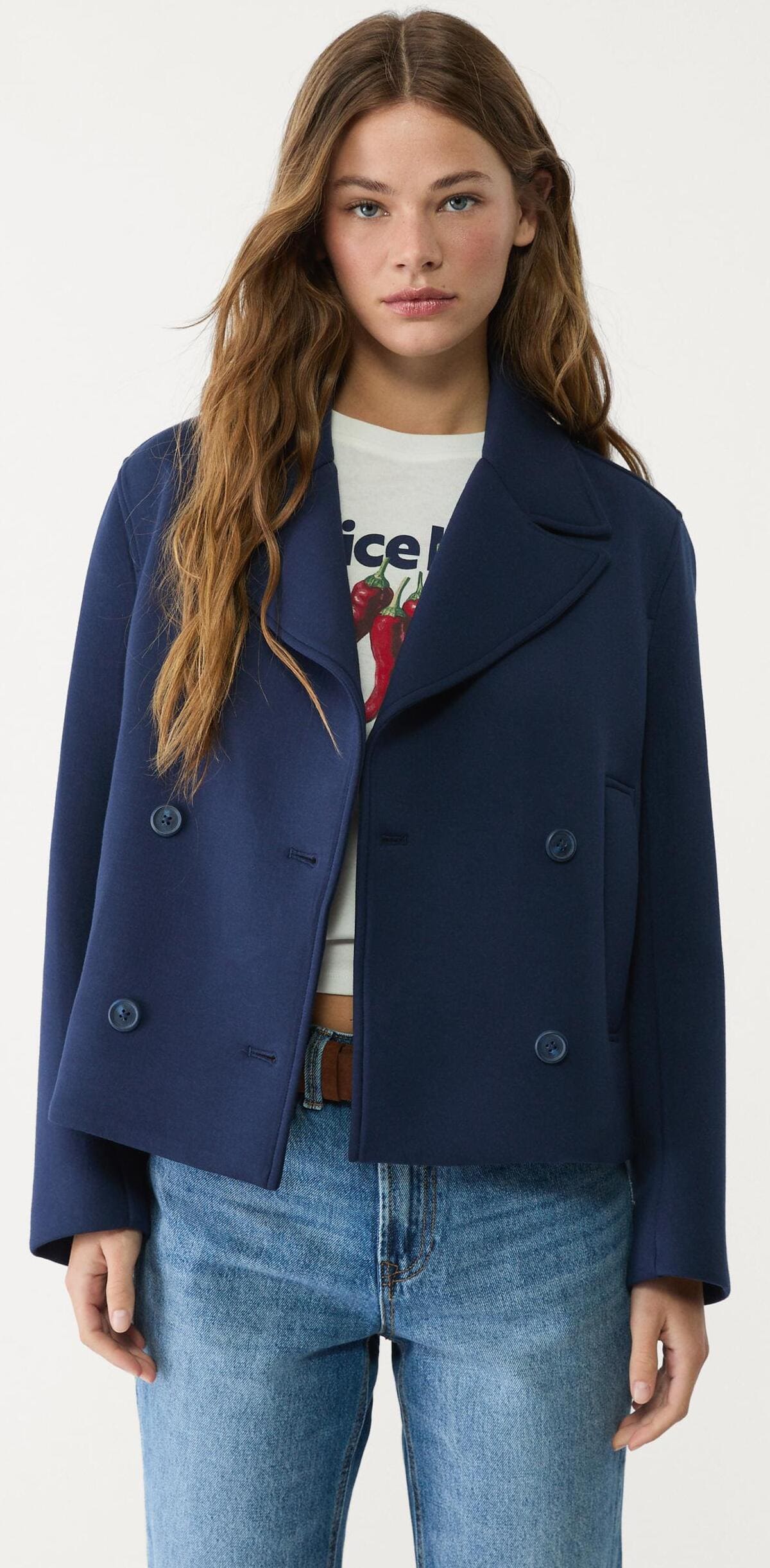 El abrigo corto cruzado en color azul marino de edición limitada de Stradivarius