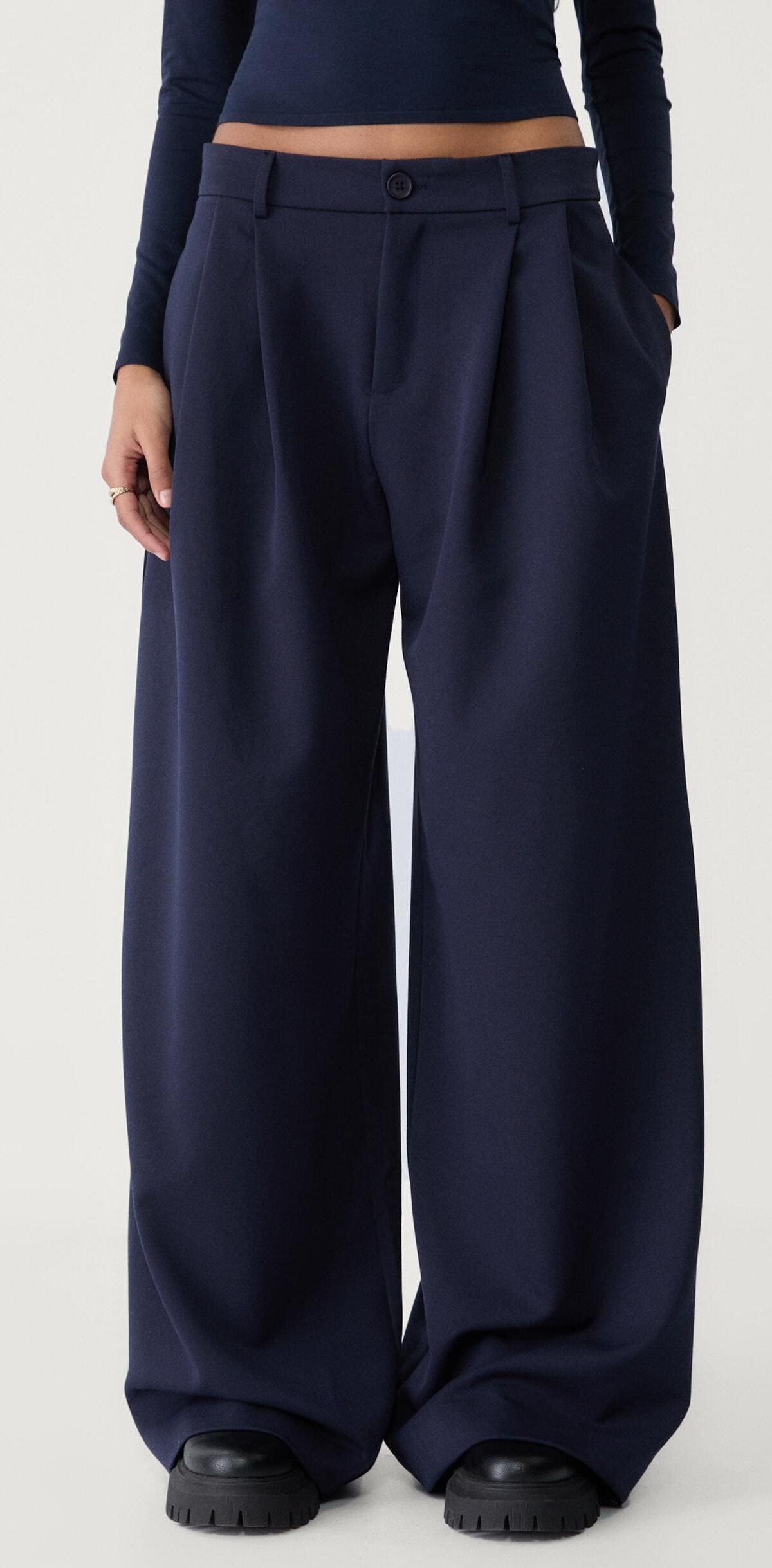 El pantalón holgado de vestir wide leg con pinzas en color azul marino de Stradivarius