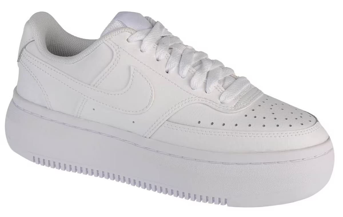 Las zapatillas Nike Court Vision Alta Leather en color blanco en Decathlon