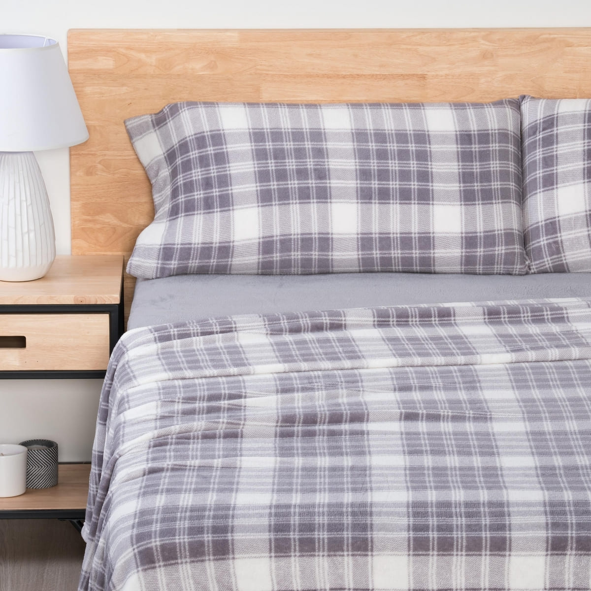 El juego de sábanas con cuatro piezas a cuadros gris Coralina TEX HOME de Carrefour
