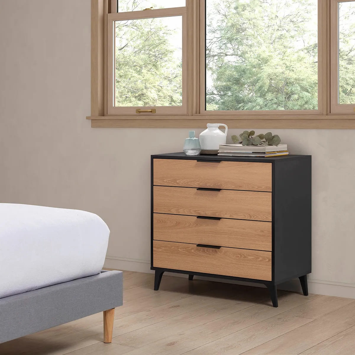 La cómoda de noche Kalma con cuatro cajones negro y roble de Leroy Merlin