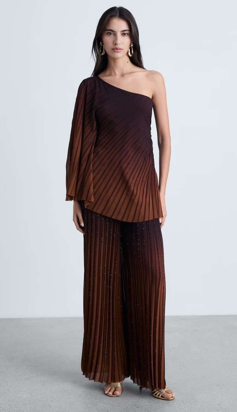 Blusa asimétrica y pantalón plisado de Mango