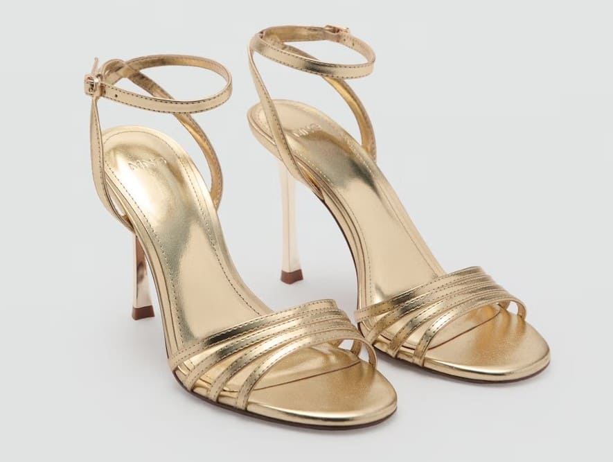 Sandalia tacón tiras combinadas de Mango