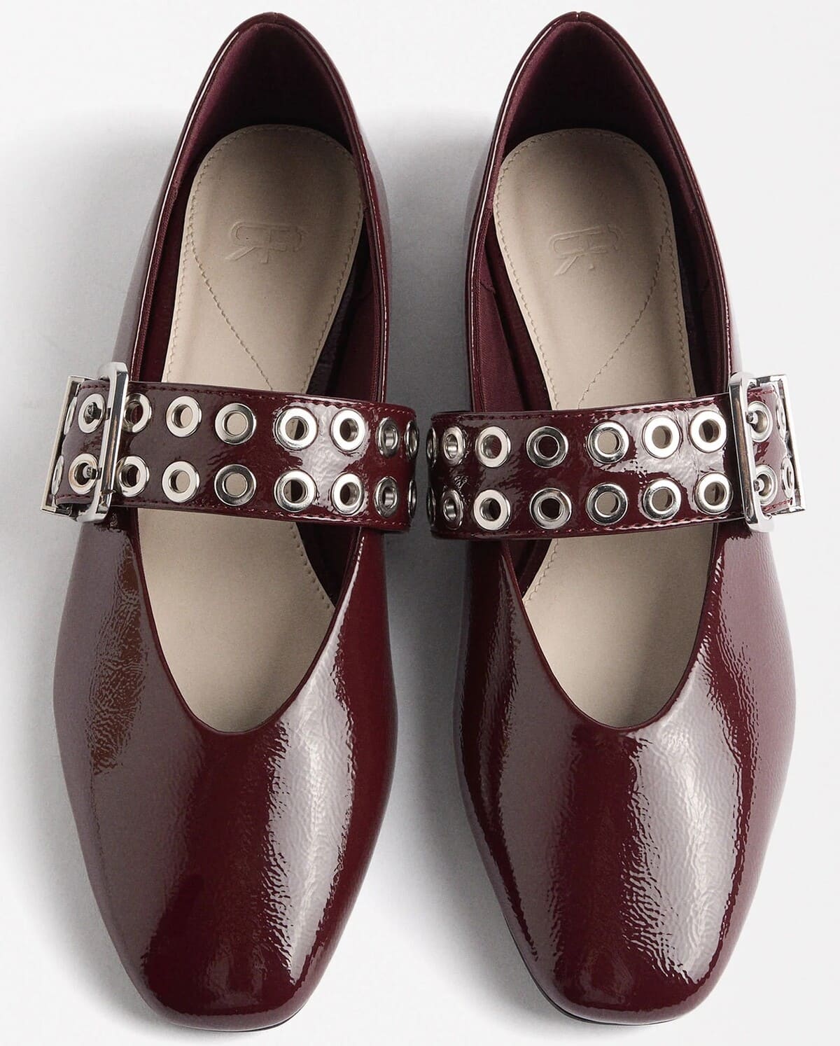 Bailarinas de charol con tachuelas