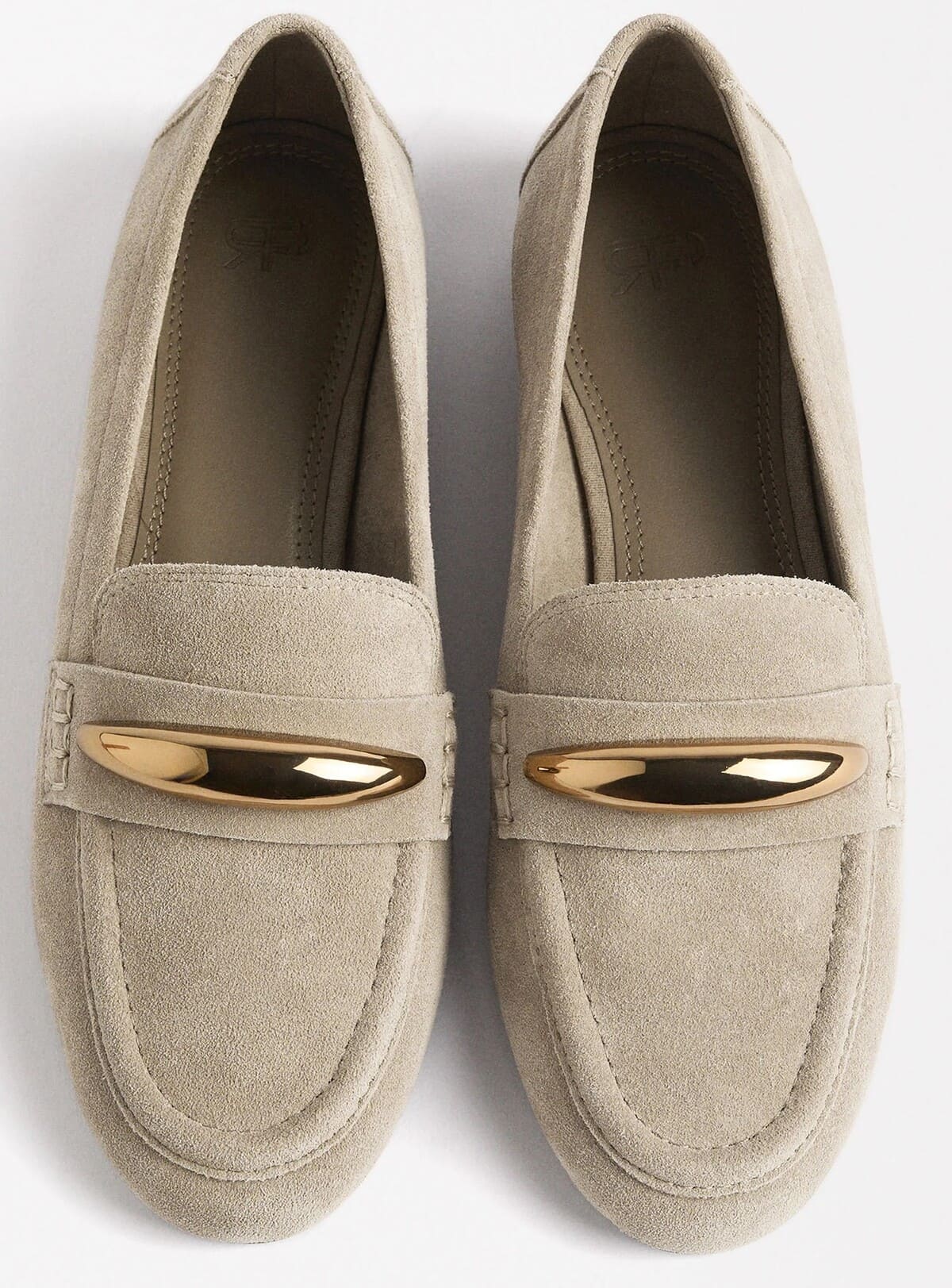 Mocasines de piel con detalle metálico