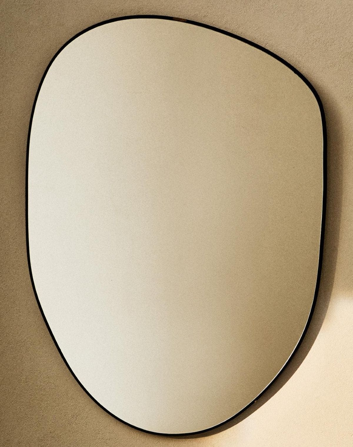 Espejo decorativo irregular de pared de Zara Home