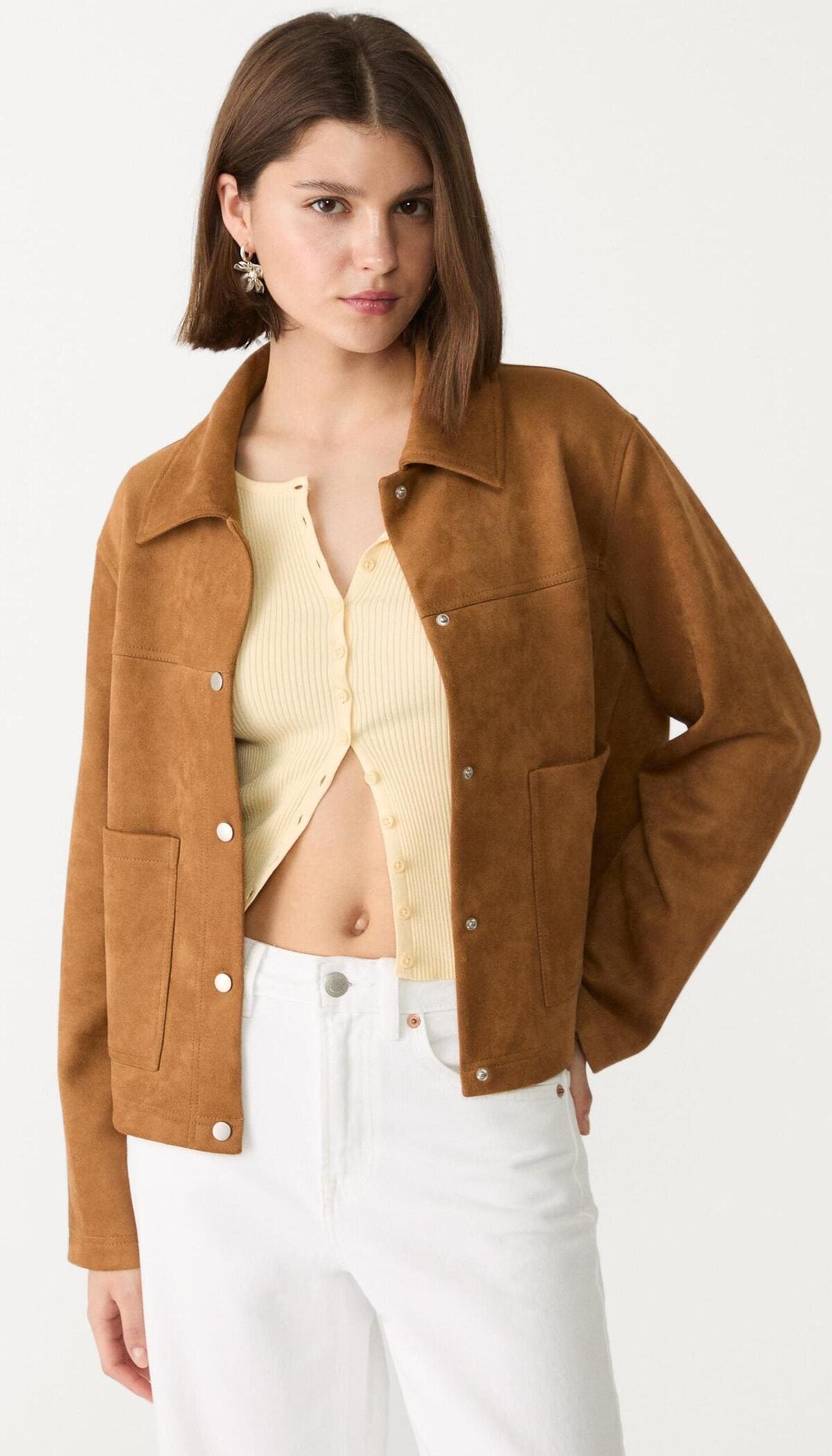 La nueva cazadora efecto ante en color camel claro de Stradivarius