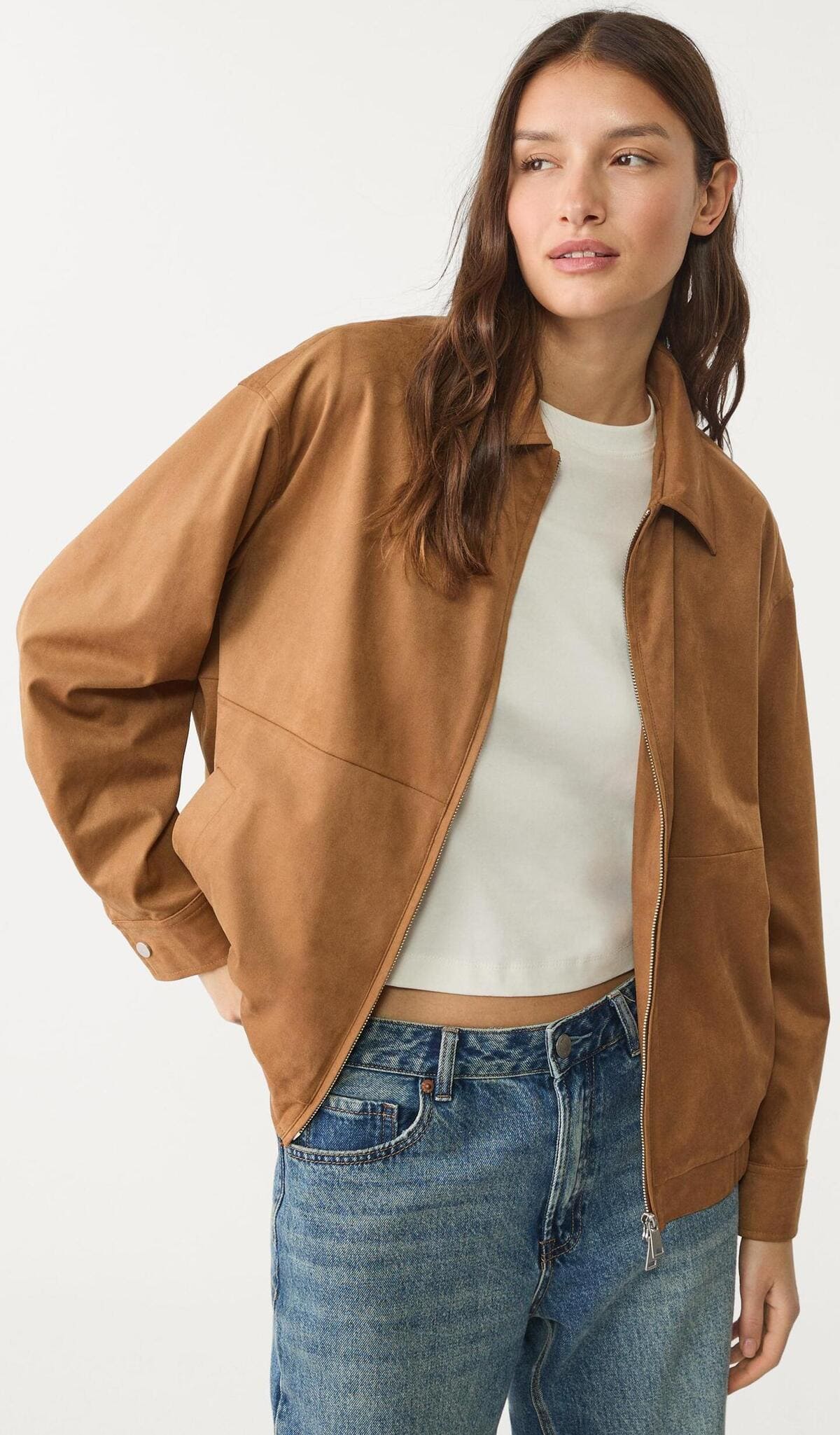 La nueva chaqueta bomber efecto ante en color camel claro de Stradivarius