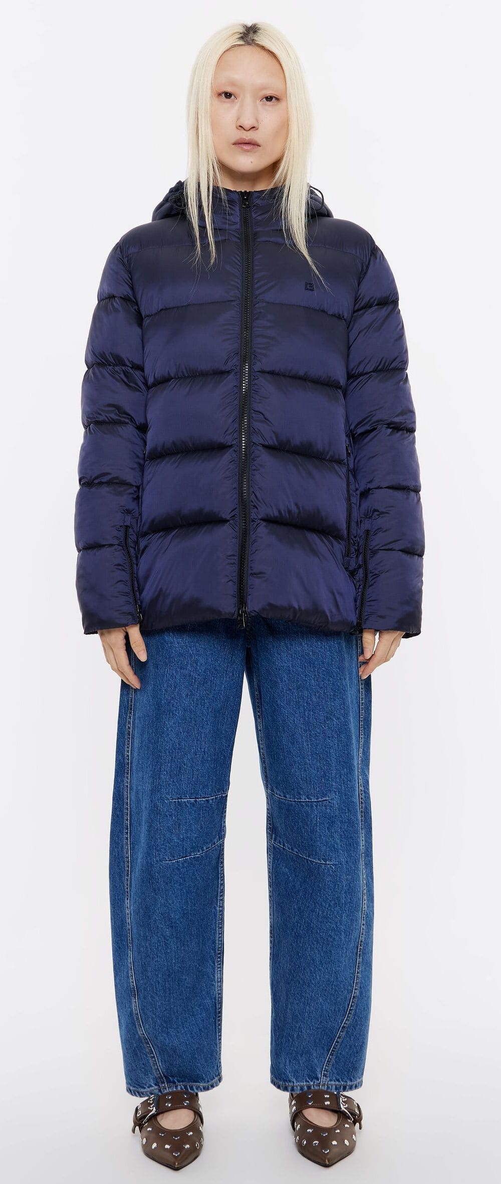 El plumífero corto en color azul marino oscuro de Bimba y Lola