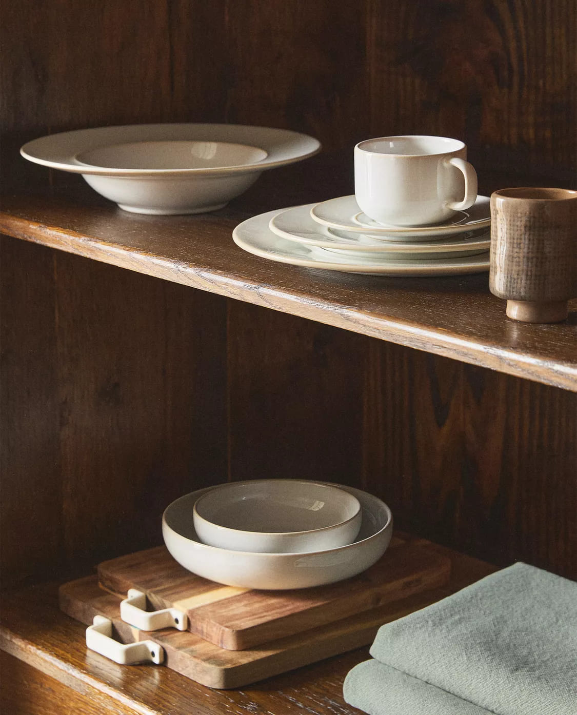 Vajilla de cerámica con diseño minimalista