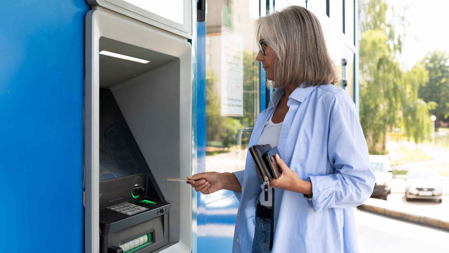 Una pensionista acude al banco para retirar su pensión