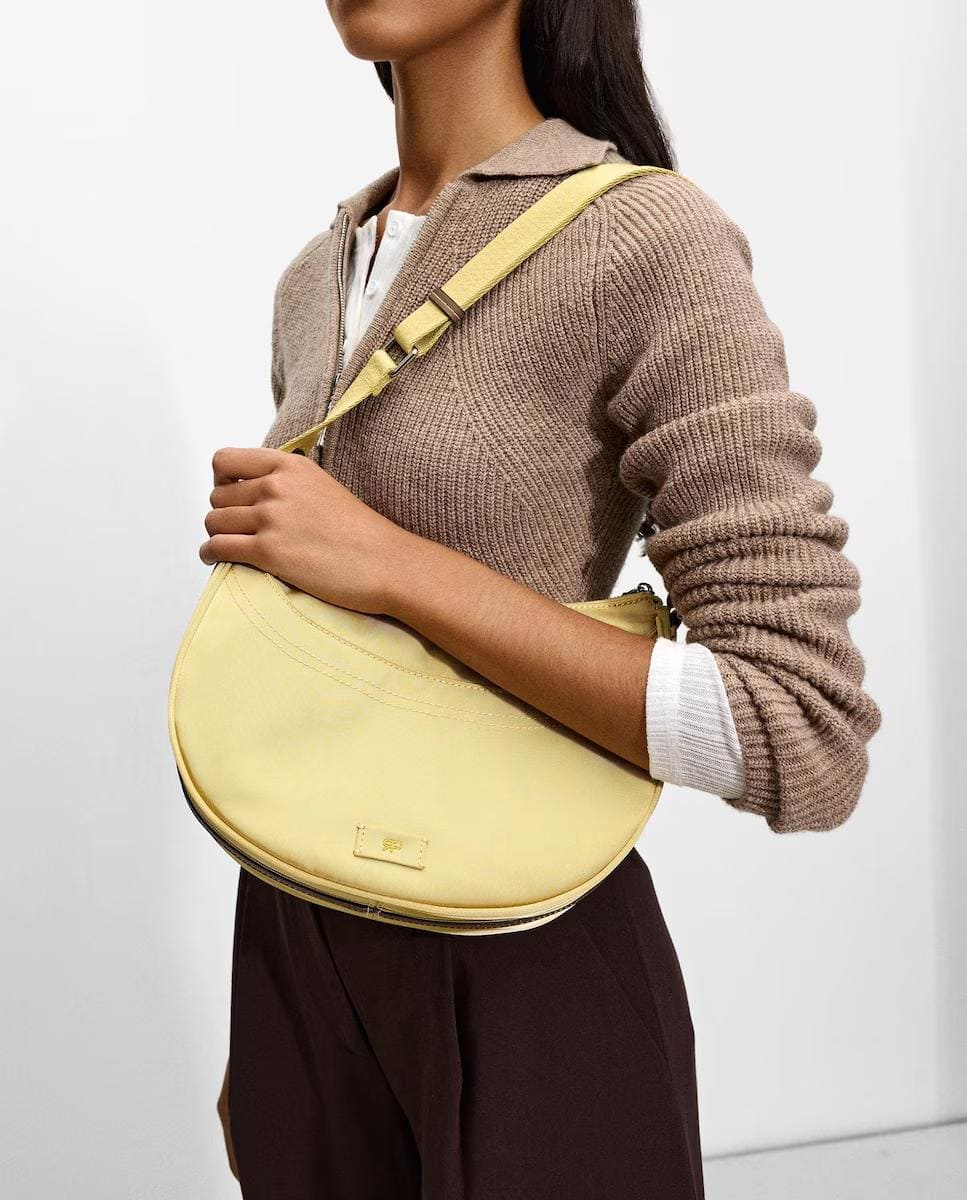 Bandolera estilo hobo con cierre de cremallera en liso