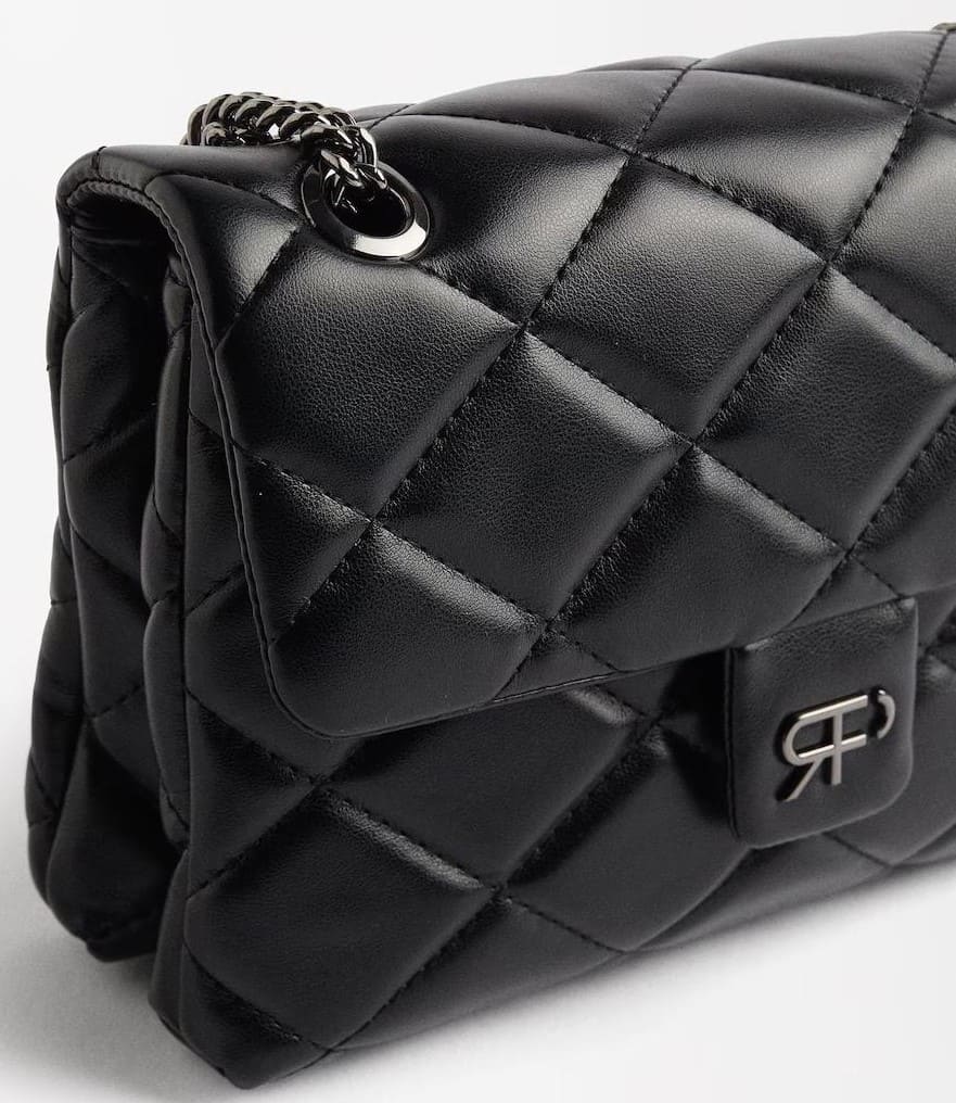 Bolso de hombro acolchado con cierre de botón