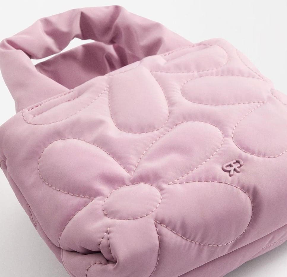 Bolso de mano estilo tote acolchado con pespuntes de flores