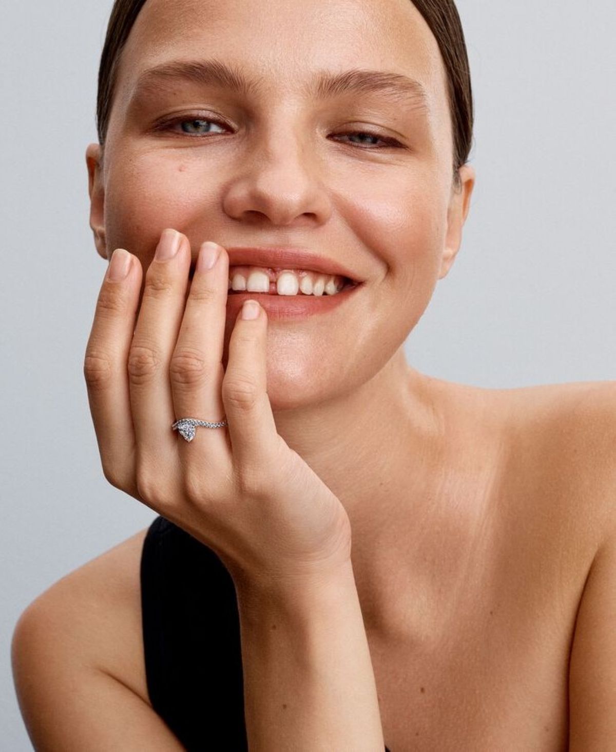 Anillo corazón ondulado en pavé de Pandora