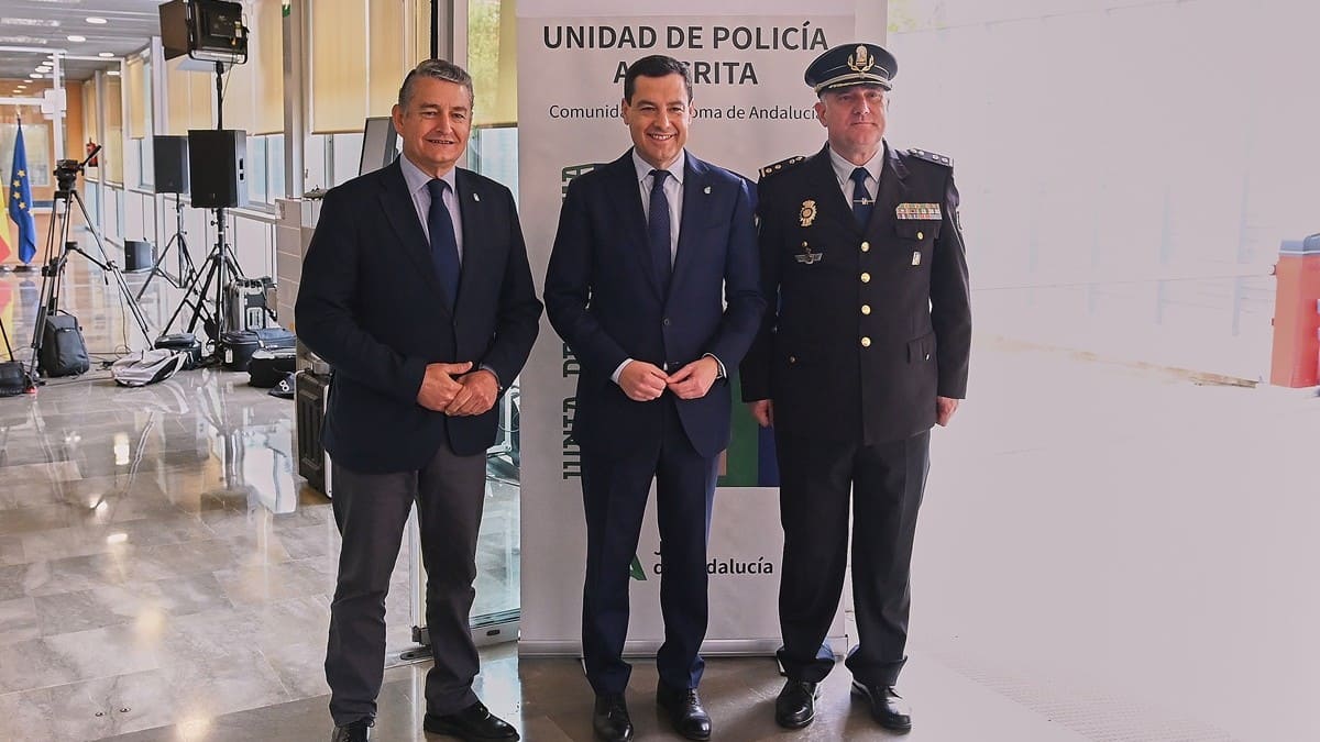Juanma Moreno, junto al consejero Antonio Sanz | Salvador López Medina