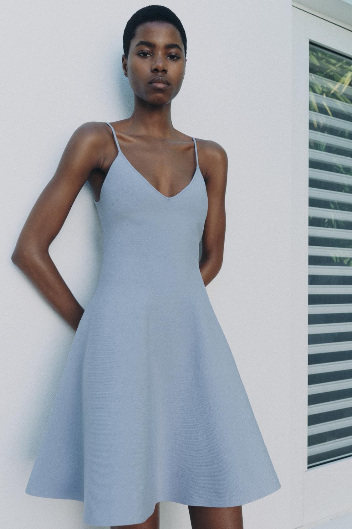 El nuevo vestido de punto con volante en color azul de Zara