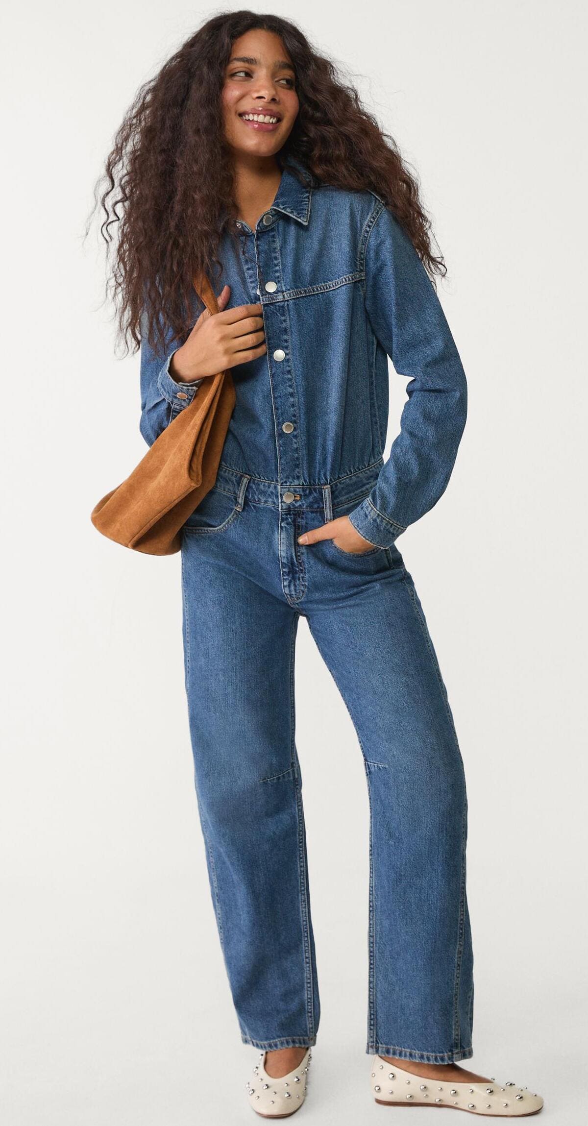 El nuevo mono denim largo en color azul de Stradivarius