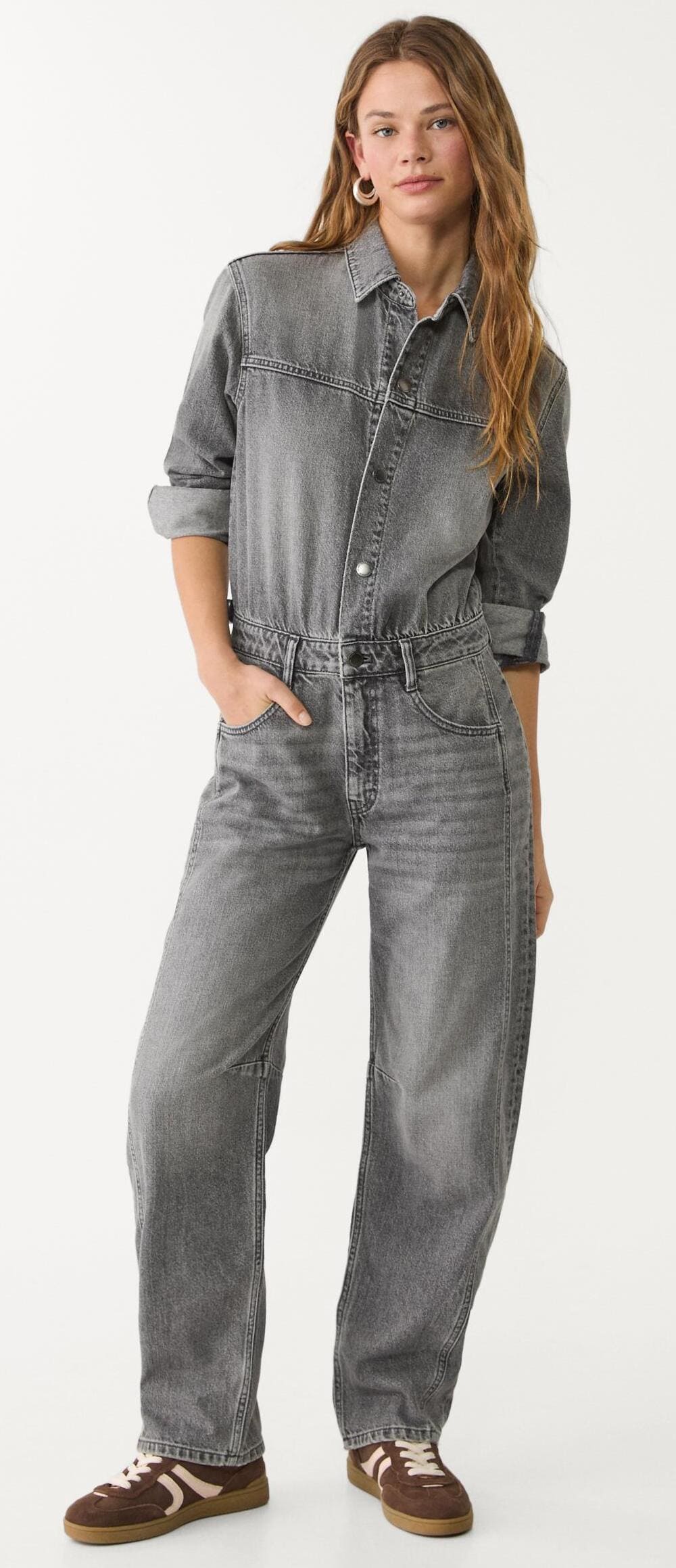 El nuevo mono denim largo en color negro de Stradivarius