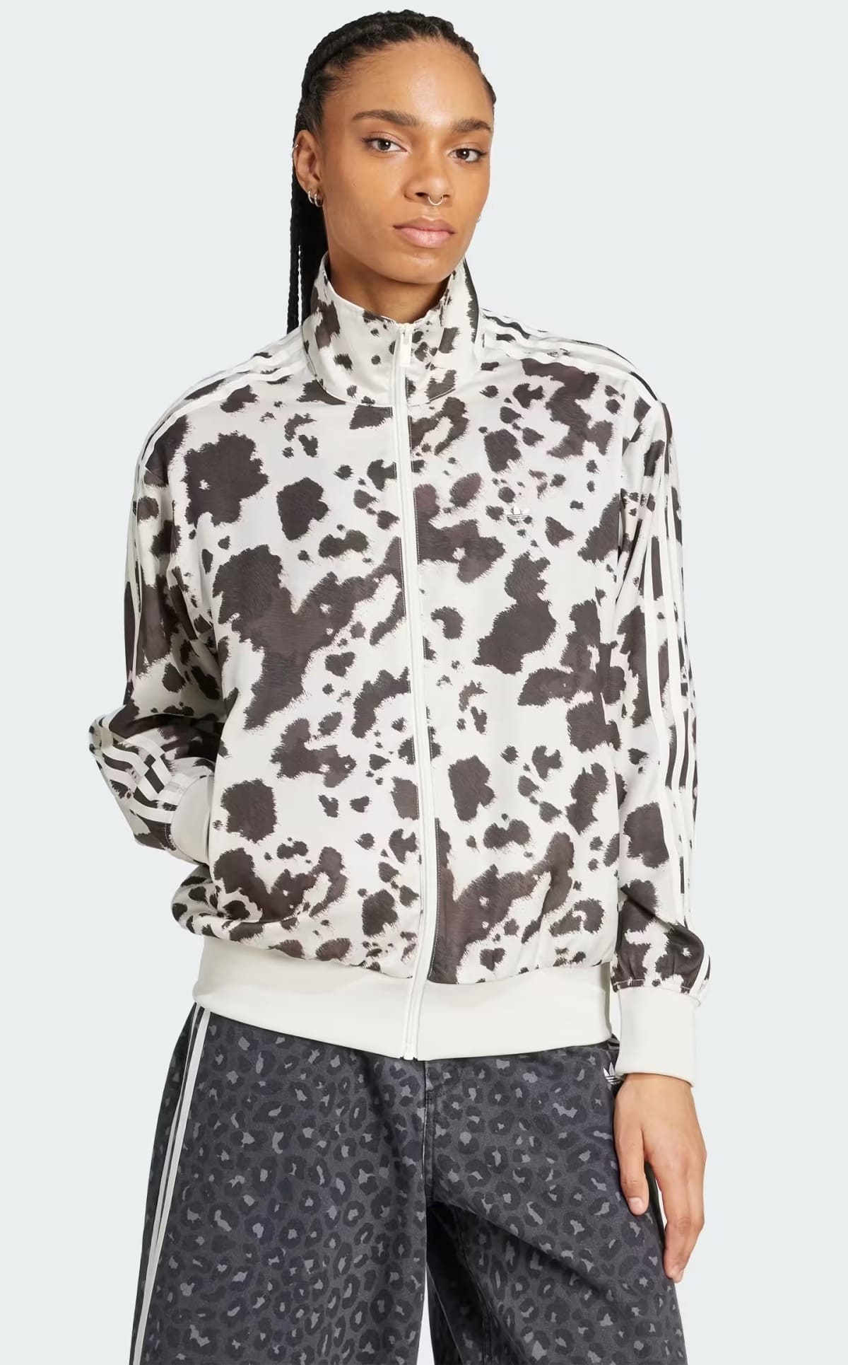 La nueva chaqueta Adidas Originals Satin Track Top con estampado animal
