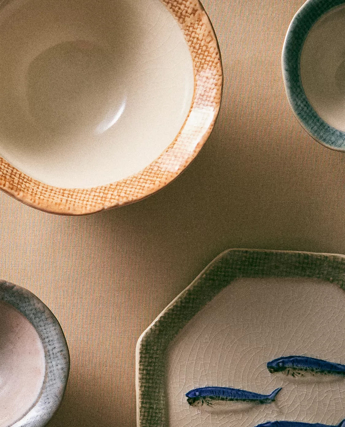 Vajilla de cerámica con borde de cuadros