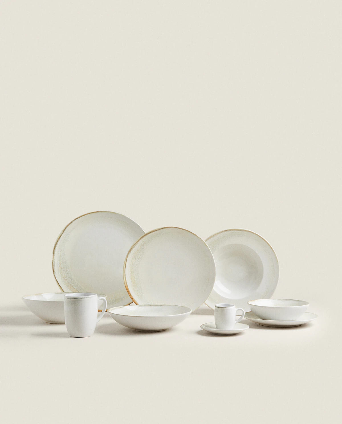 Vajilla de gres con borde irregular de efecto desgastado