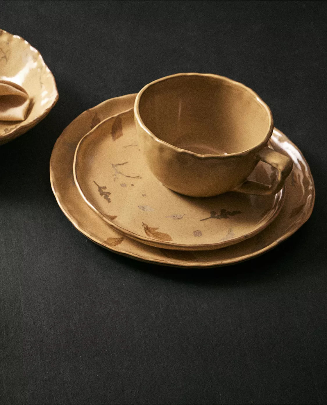 Vajilla de gres con estampado hojas