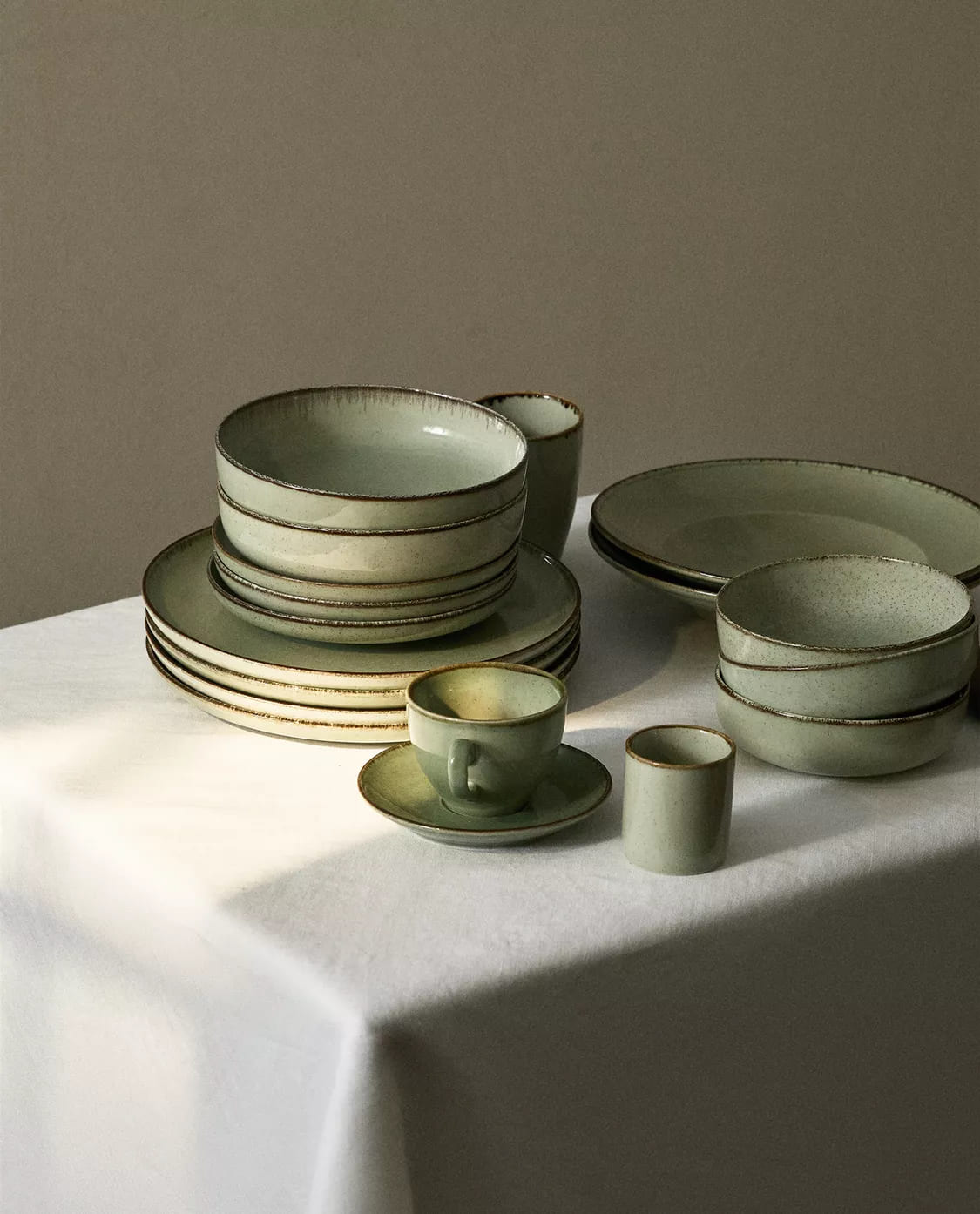 Vajilla de porcelana con filo envejecido