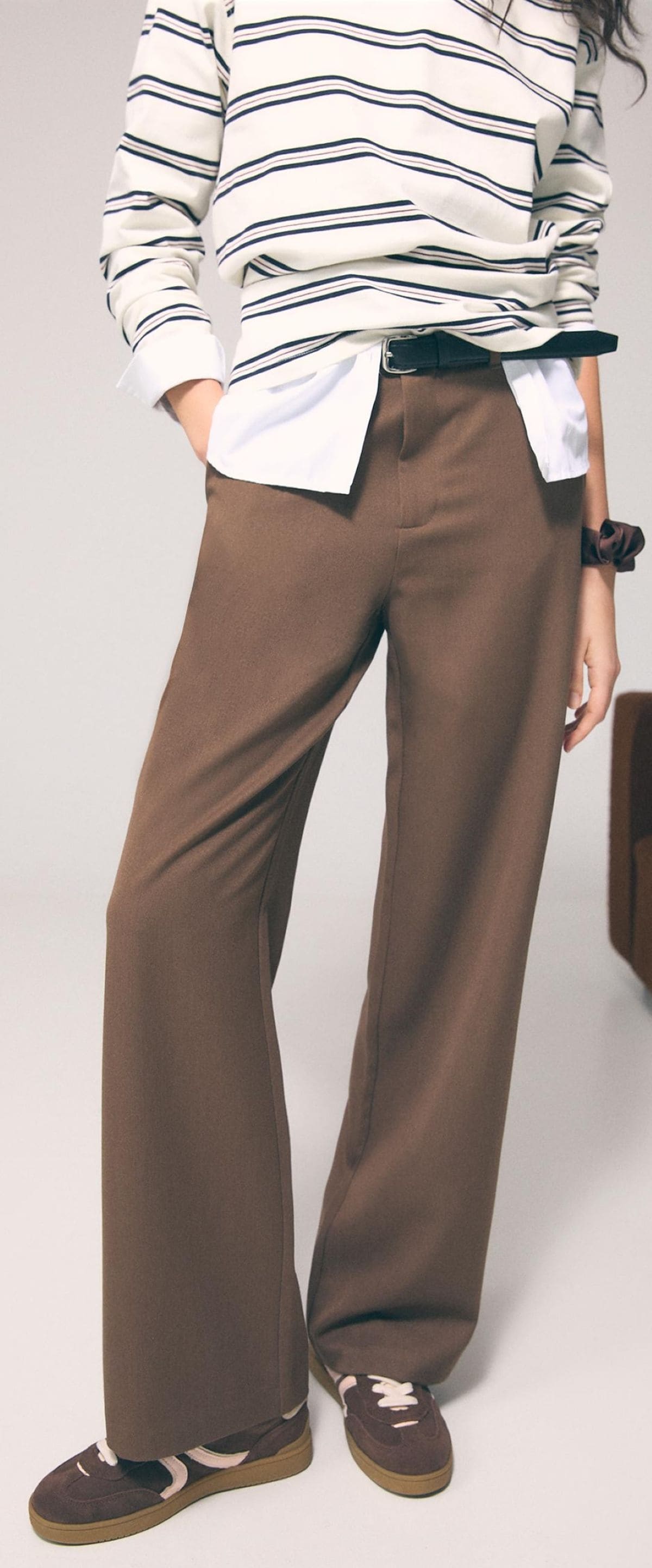 Pantalón fluido de corte recto de vestir con cinturón de Stradivarius