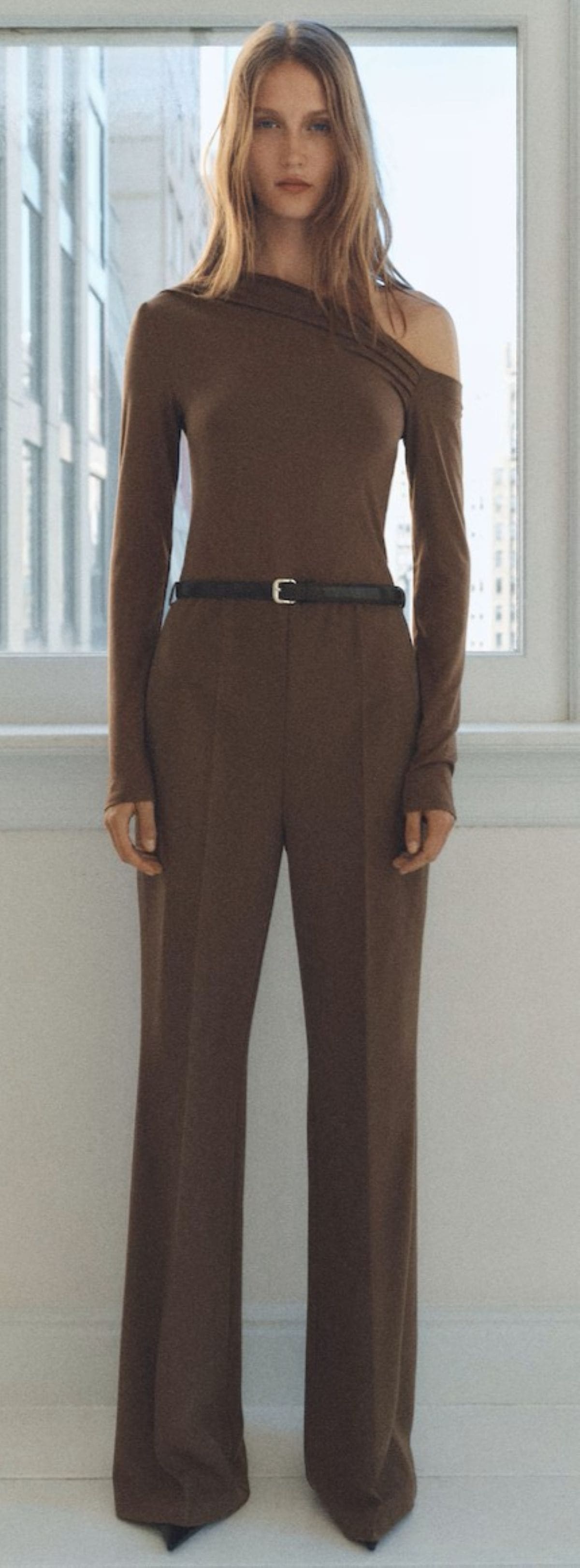 Mono con cinturón de tejido combinado de Mango