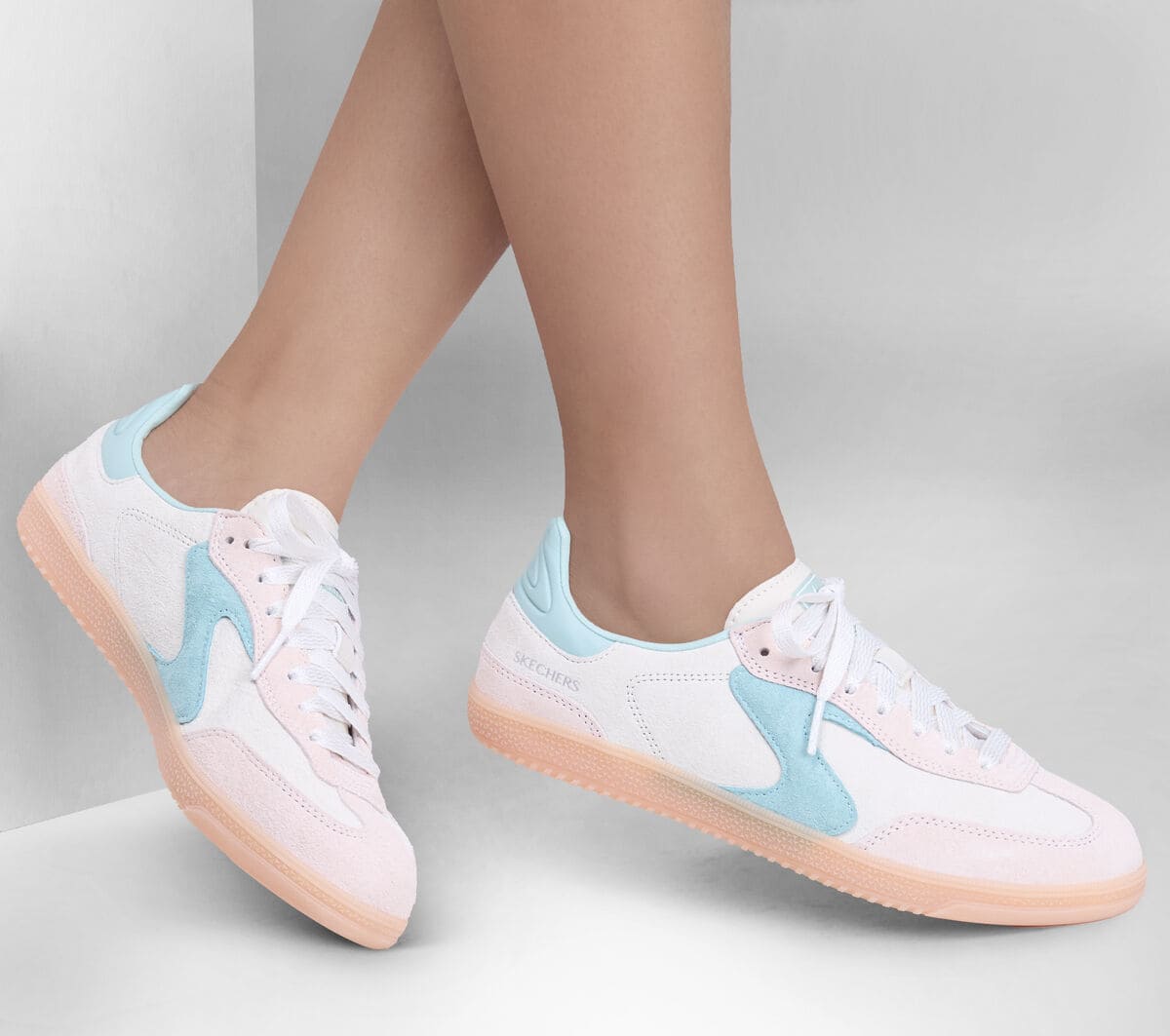 Las nuevas zapatillas Hotshot - For The Win color natural y azul agua de Skechers