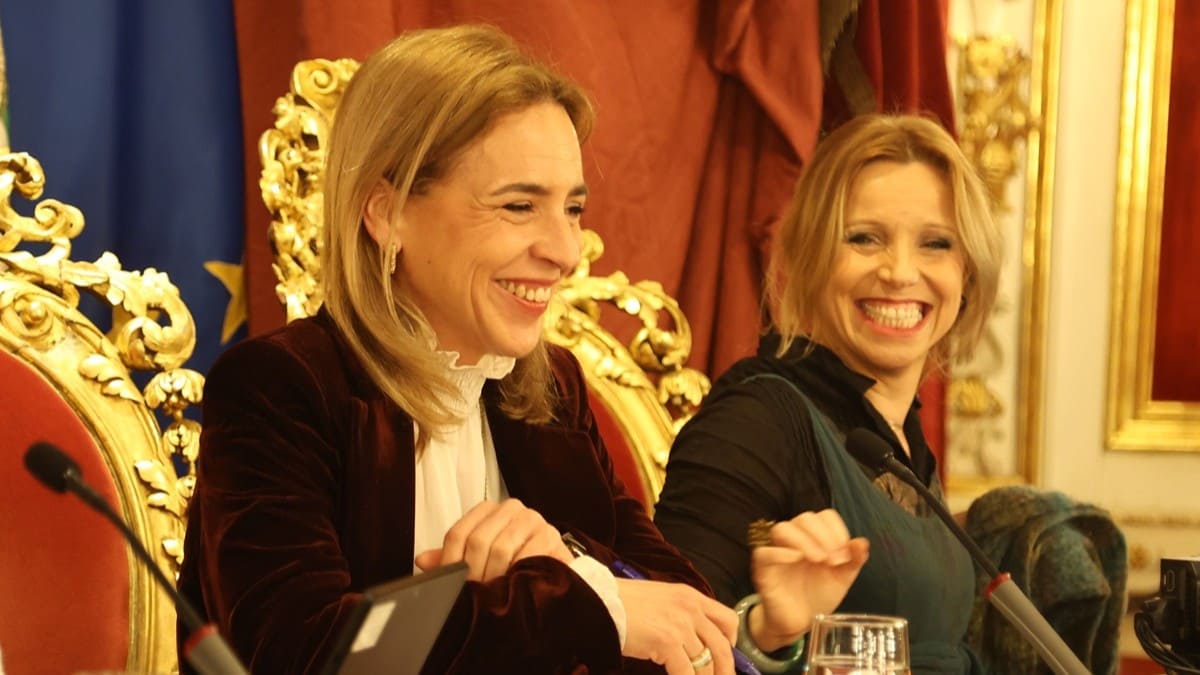 Almudena Martínez sonríe durante un momento de la sesión | Cristo García