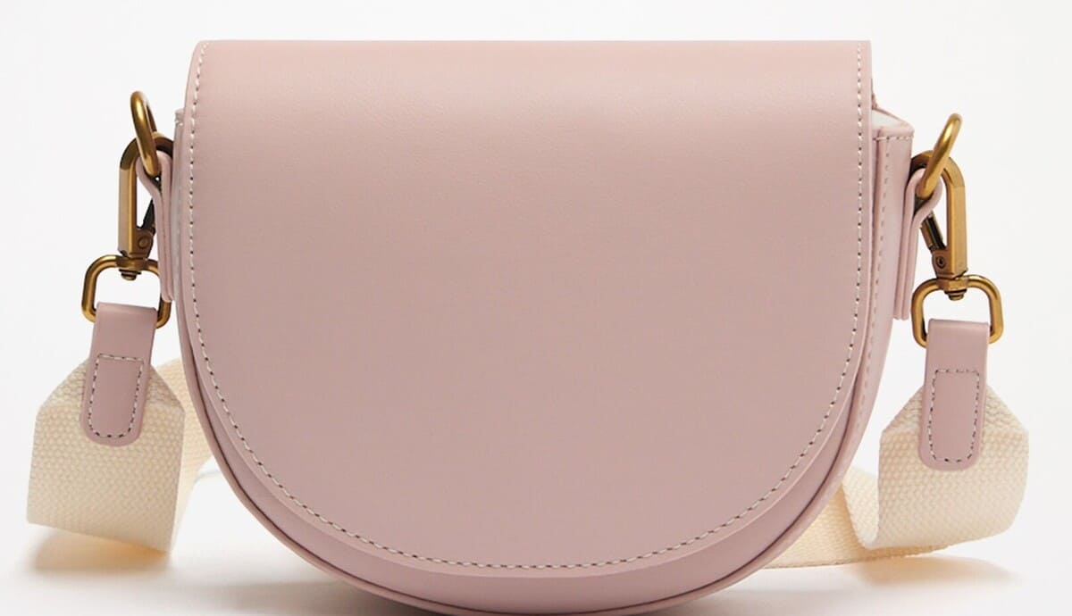 Bolso tipo bandolera con solapa