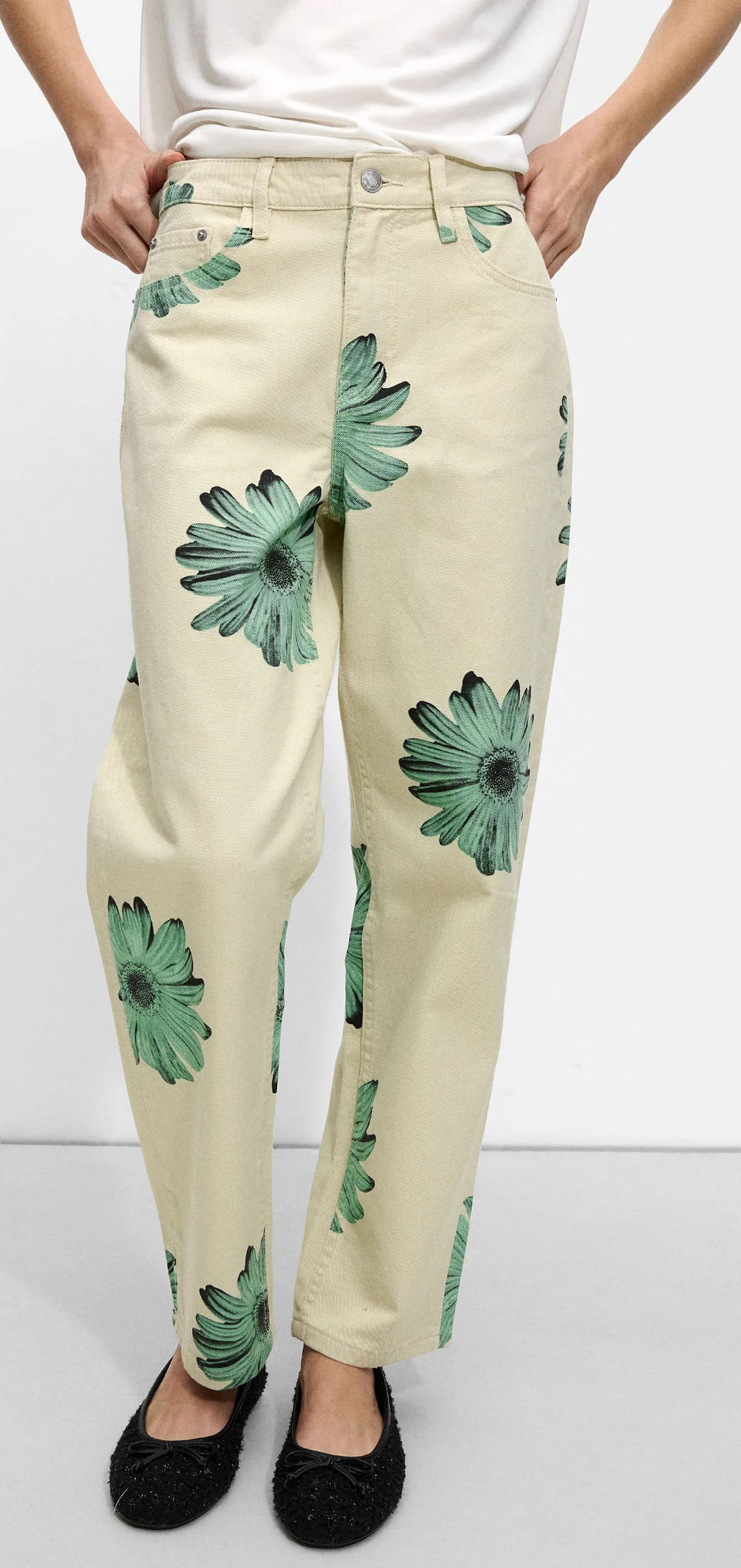 El nuevo pantalón vaquero con estampado de flores de Parfois