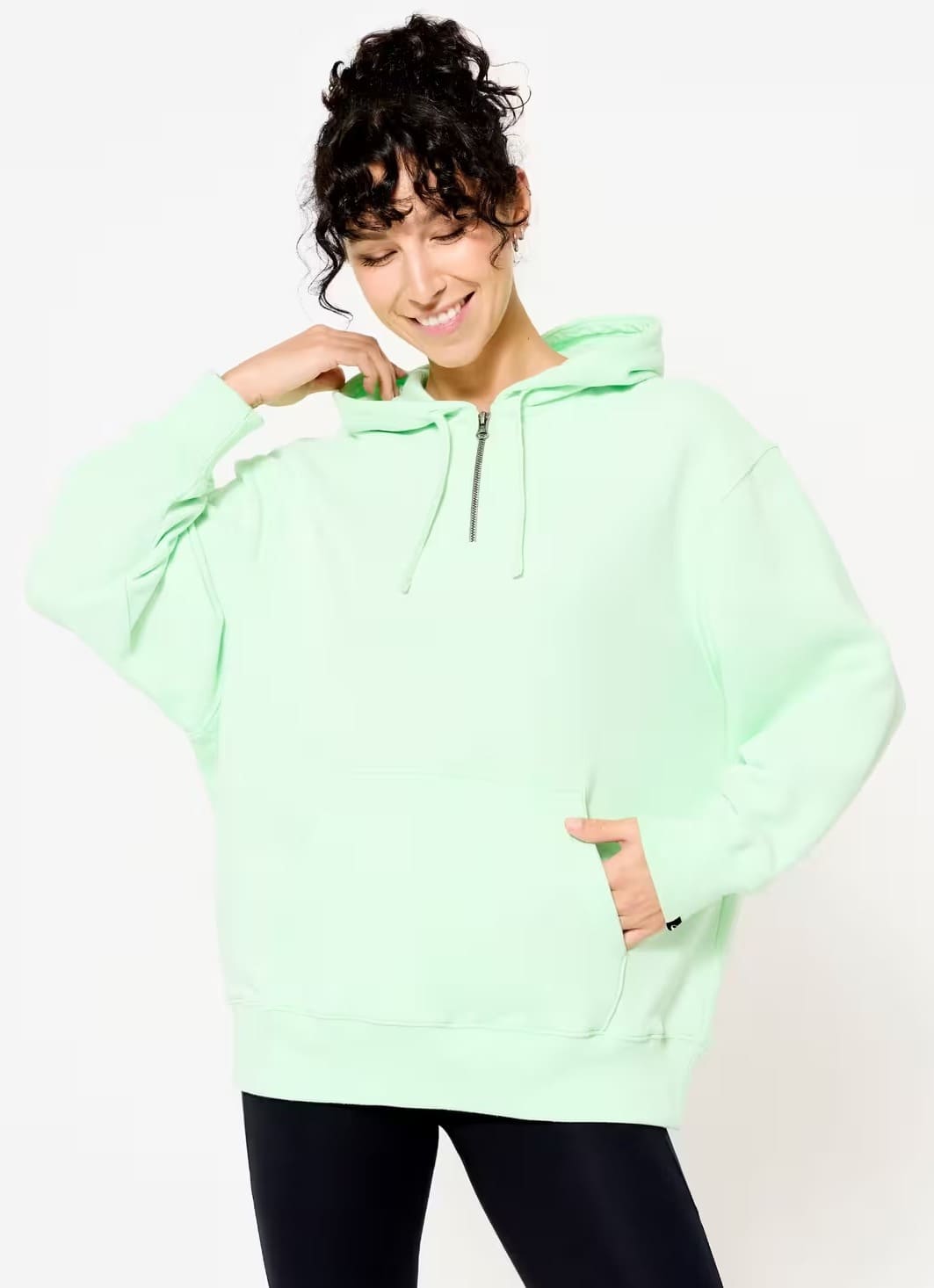 La nueva sudadera Fitness 520 verde con capucha oversized de Domyos en Decathlon
